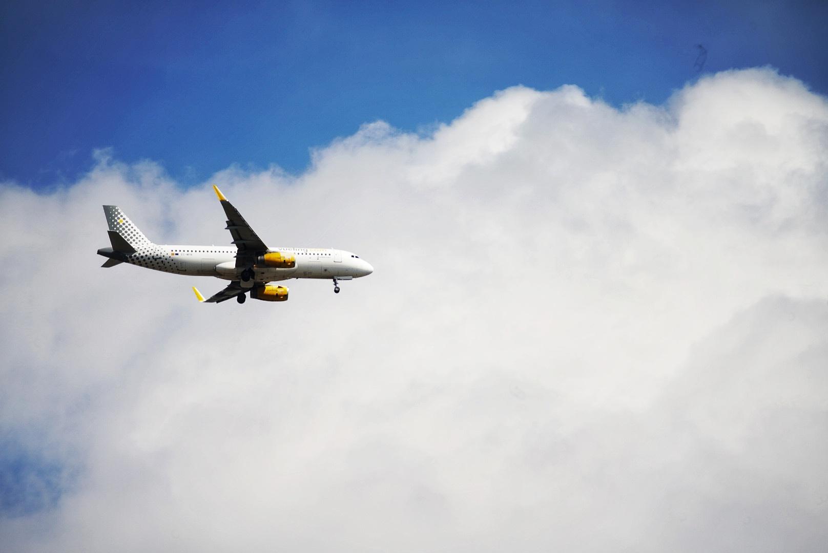 Flugzeug vor Himmel mit einigen Wolken