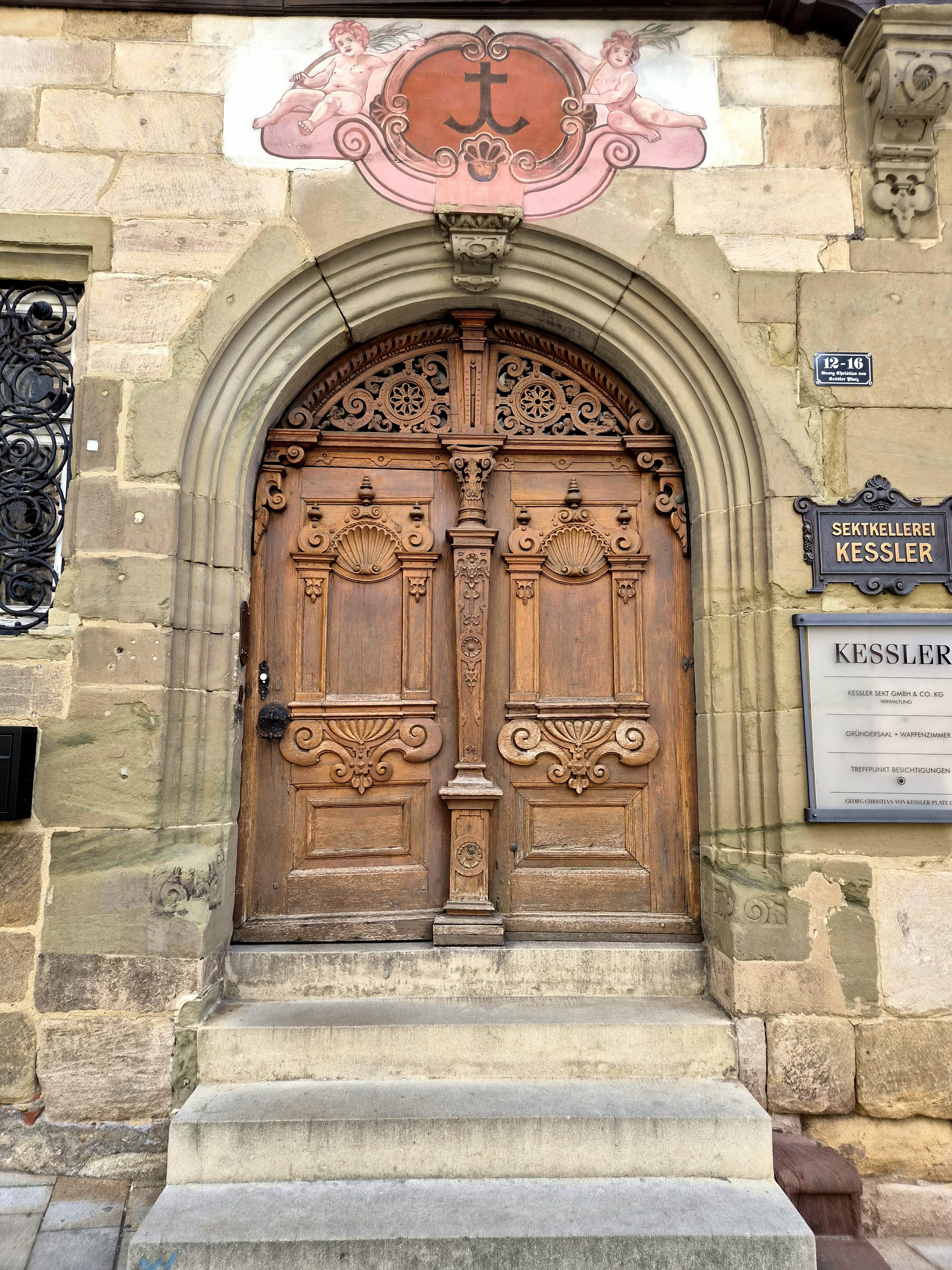 Alte Einganstür zum Stammhaus der Sektkellerei Kessler in Esslingen am Neckar. Die KESSLER Sekt GmbH & Co. KG in Esslingen am Neckar ist Deutschlands älteste Sektkellerei, gegründet im Jahr 1826 von Georg Christian von Kessler. Das Unternehmen blickt auf eine über 200-jährige Tradition zurück und ist tief in der historischen Altstadt verwurzelt. Esslingen 2026