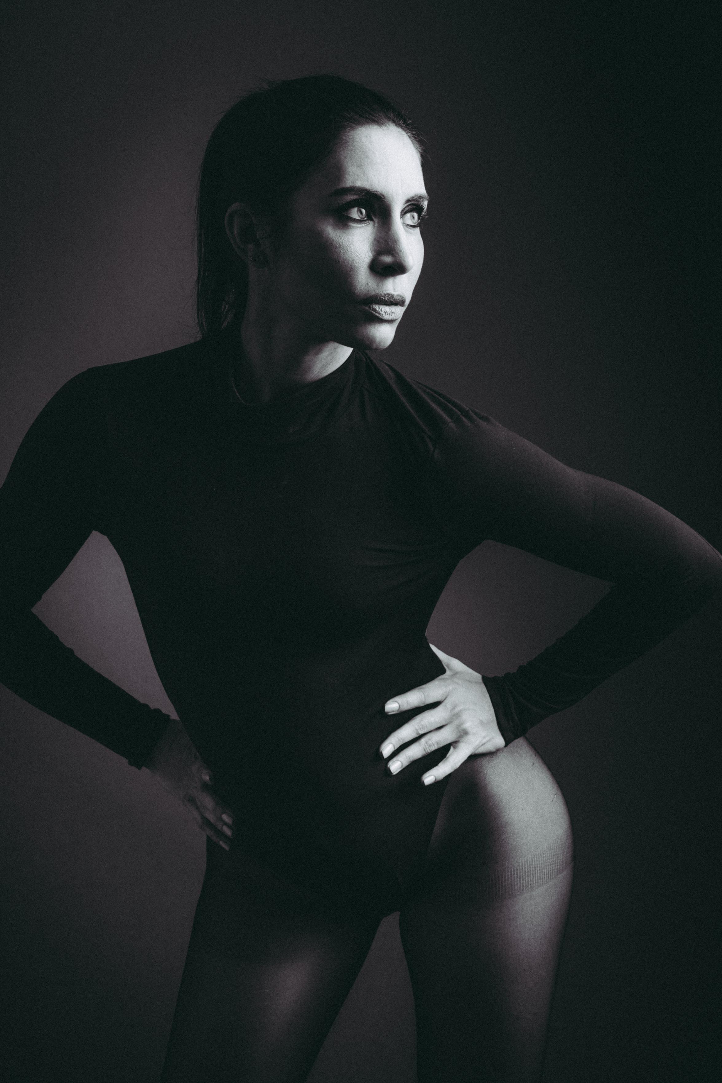 Mujer morena con body negro.