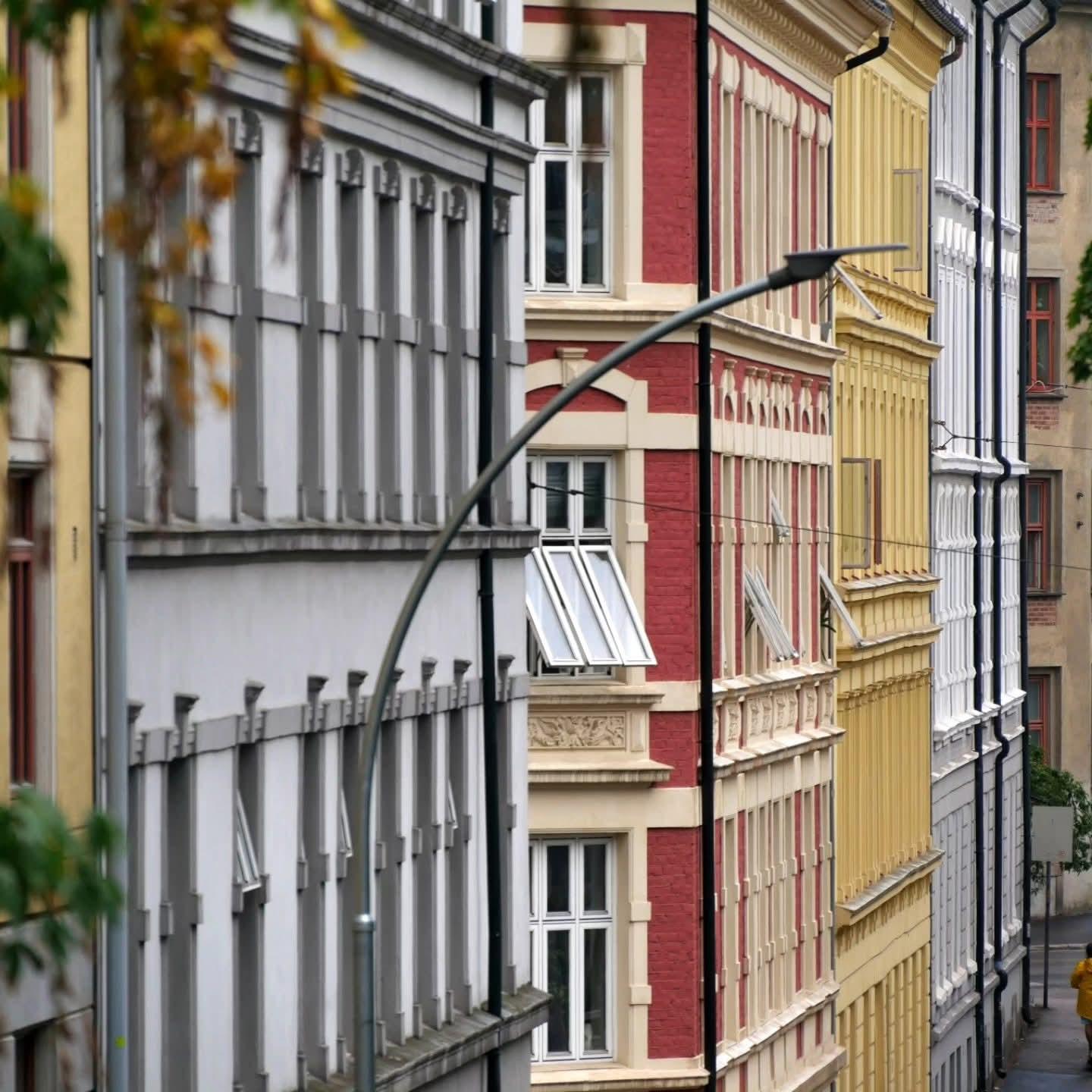 Straßenzug in Oslo mit bunten Hausfasasen der Stadthäuser aus der Gründerzeit. Oslo 2025