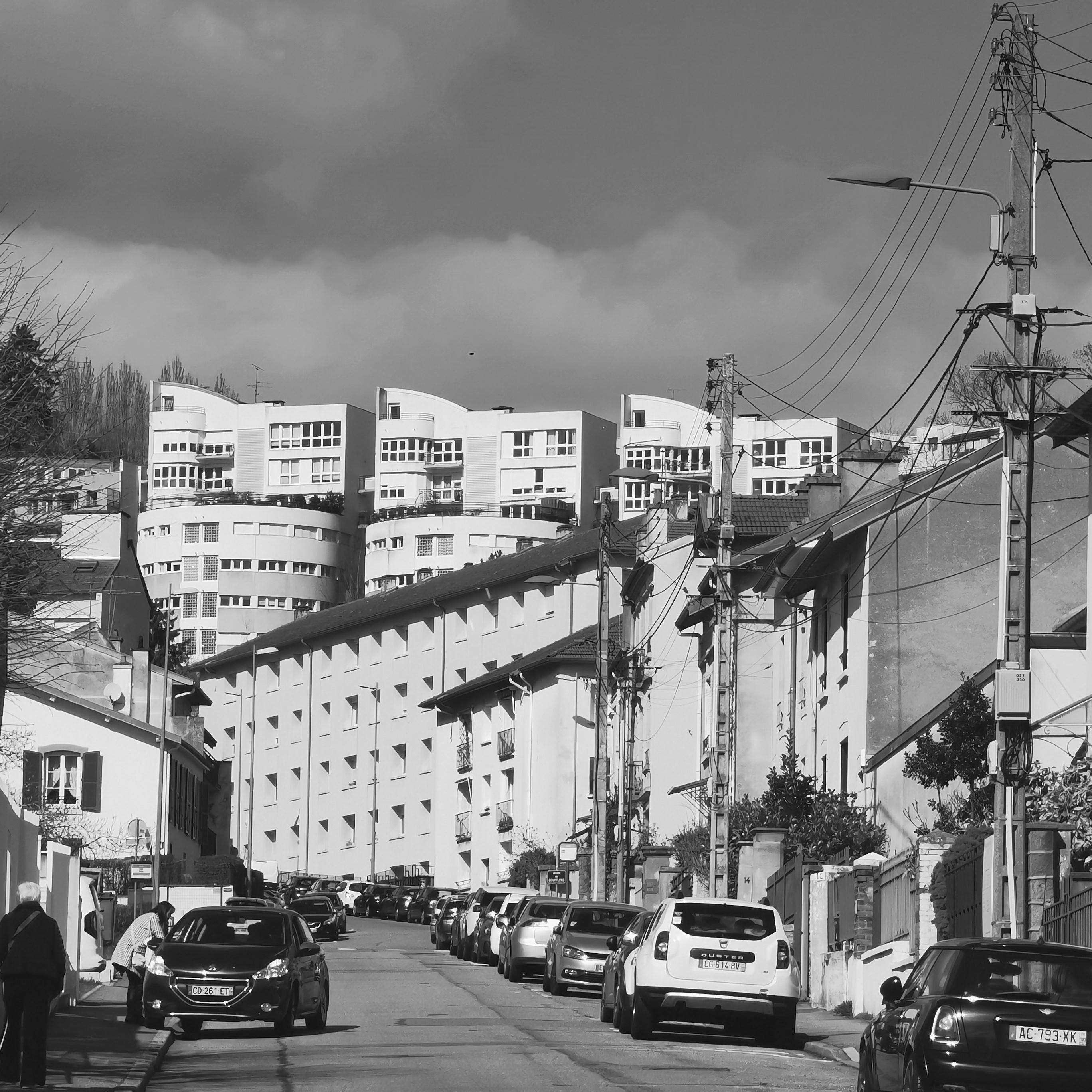 Une rue de Nancy donne sur une série d'immeubles accrochés dans une forte pente.
