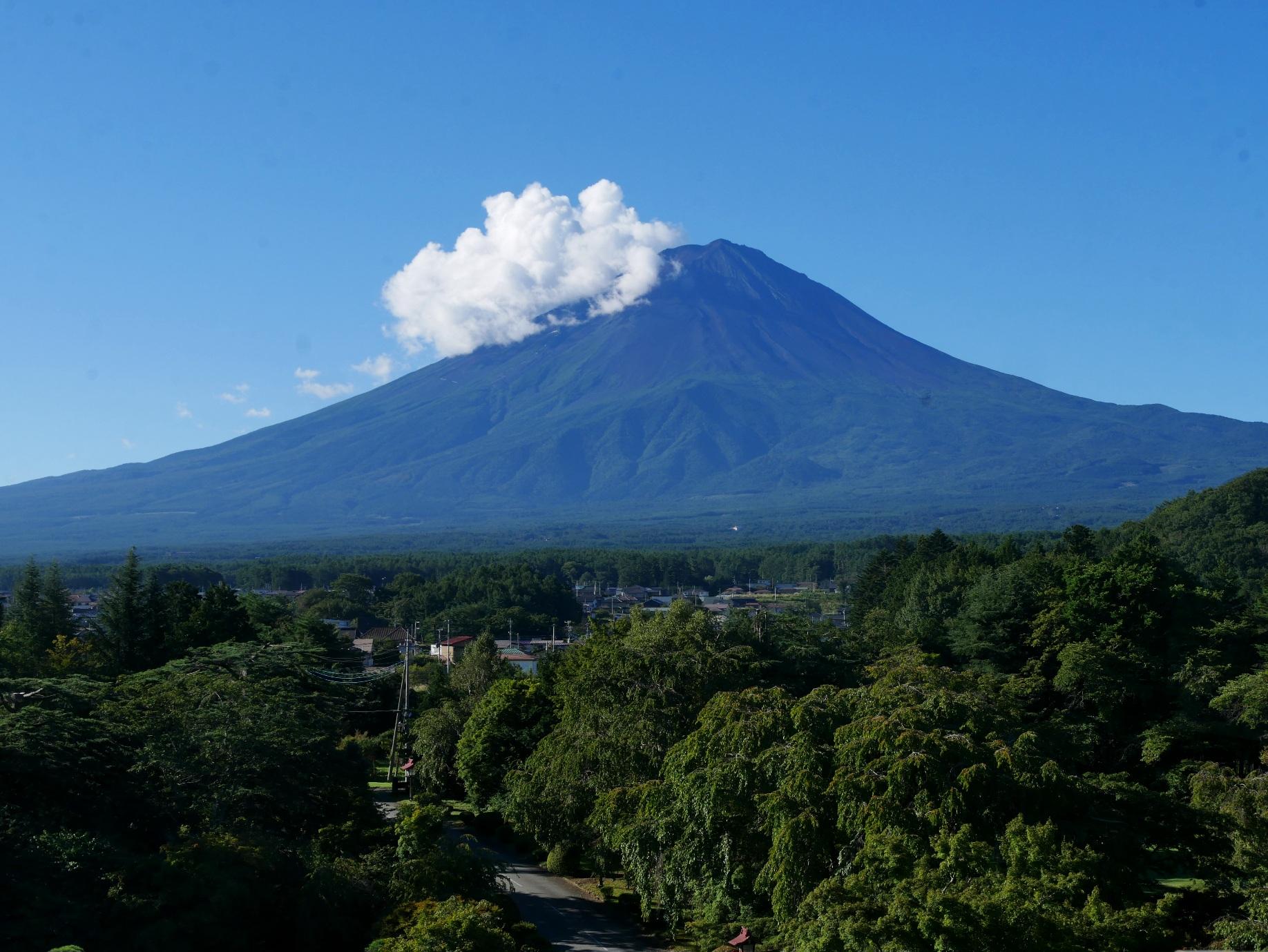 Blick auf den nahezu unverhüllten Mt. Fuji von Dach unseres Hotels in Fujikawaguchiko. Ein kleines Wölkchen blieb an der Spitze hängen. So wirkt Fuji ein Vulkan. Japan 2024