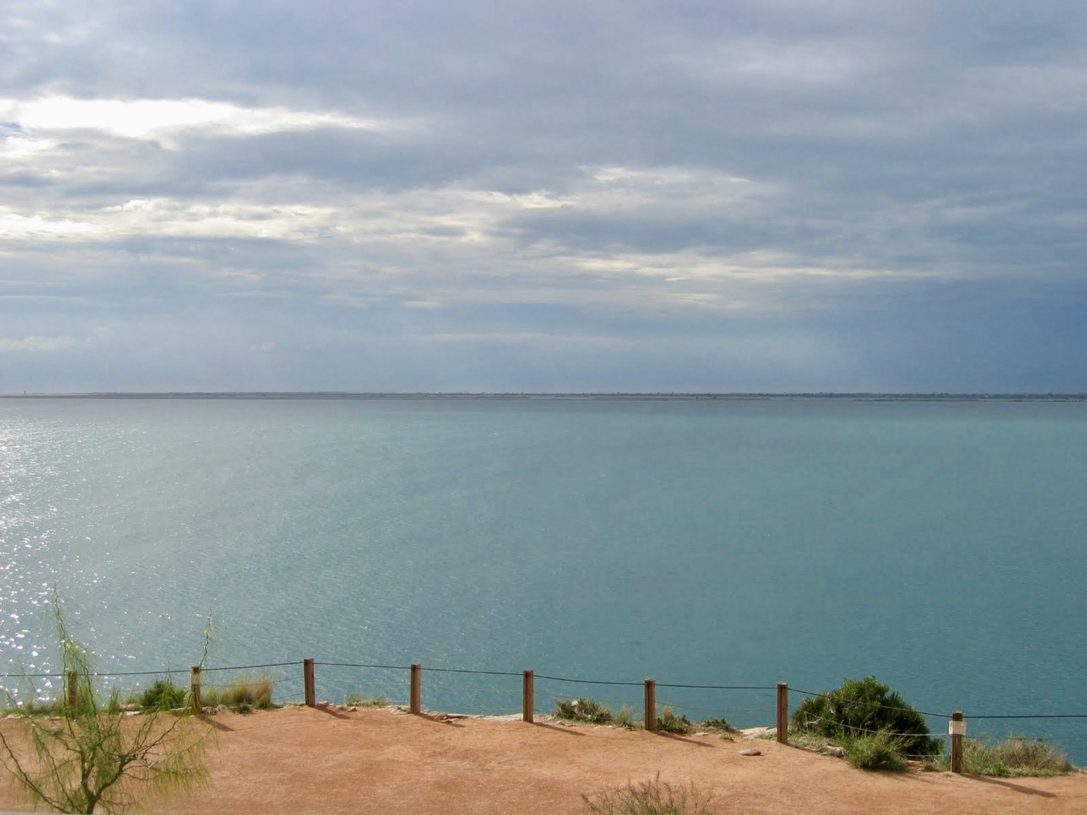 La Méditerranée. Espagne. La mer a perte de vue, météo mitigée. Eau bleu sombre et ciel voilé partiellement.