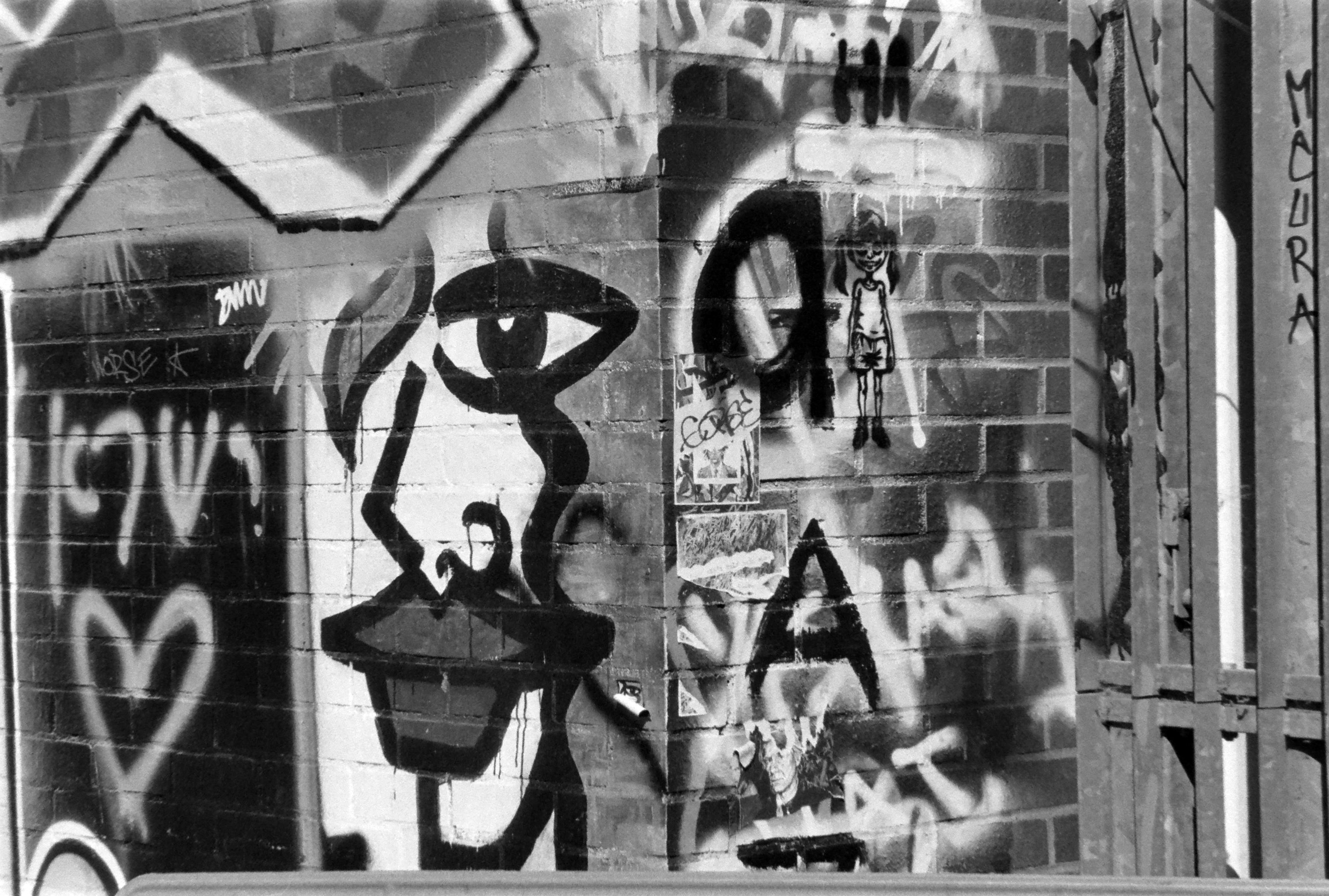 l'angle d'un batiment couvert de grafittis