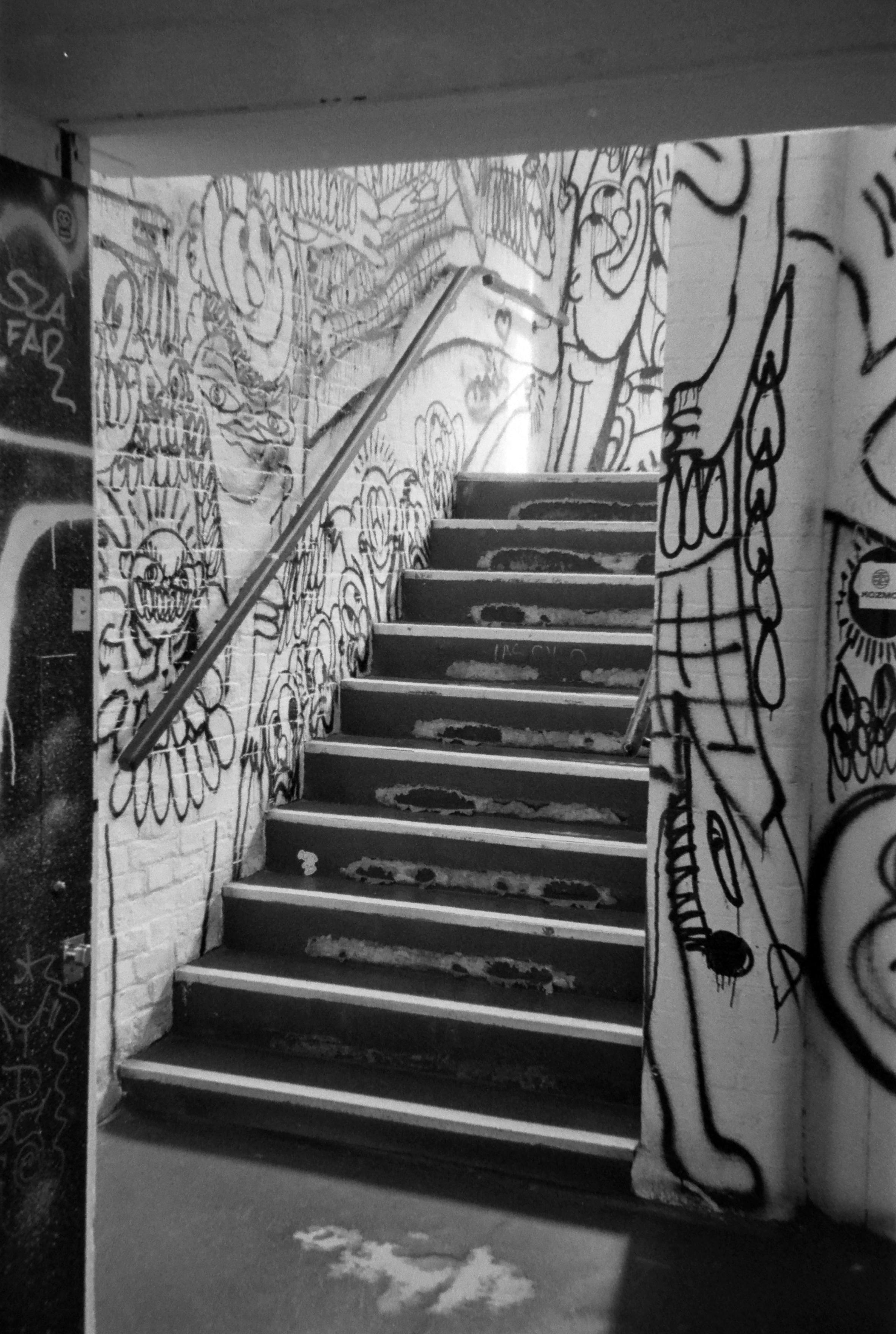 un escalier recouvert de grafitis