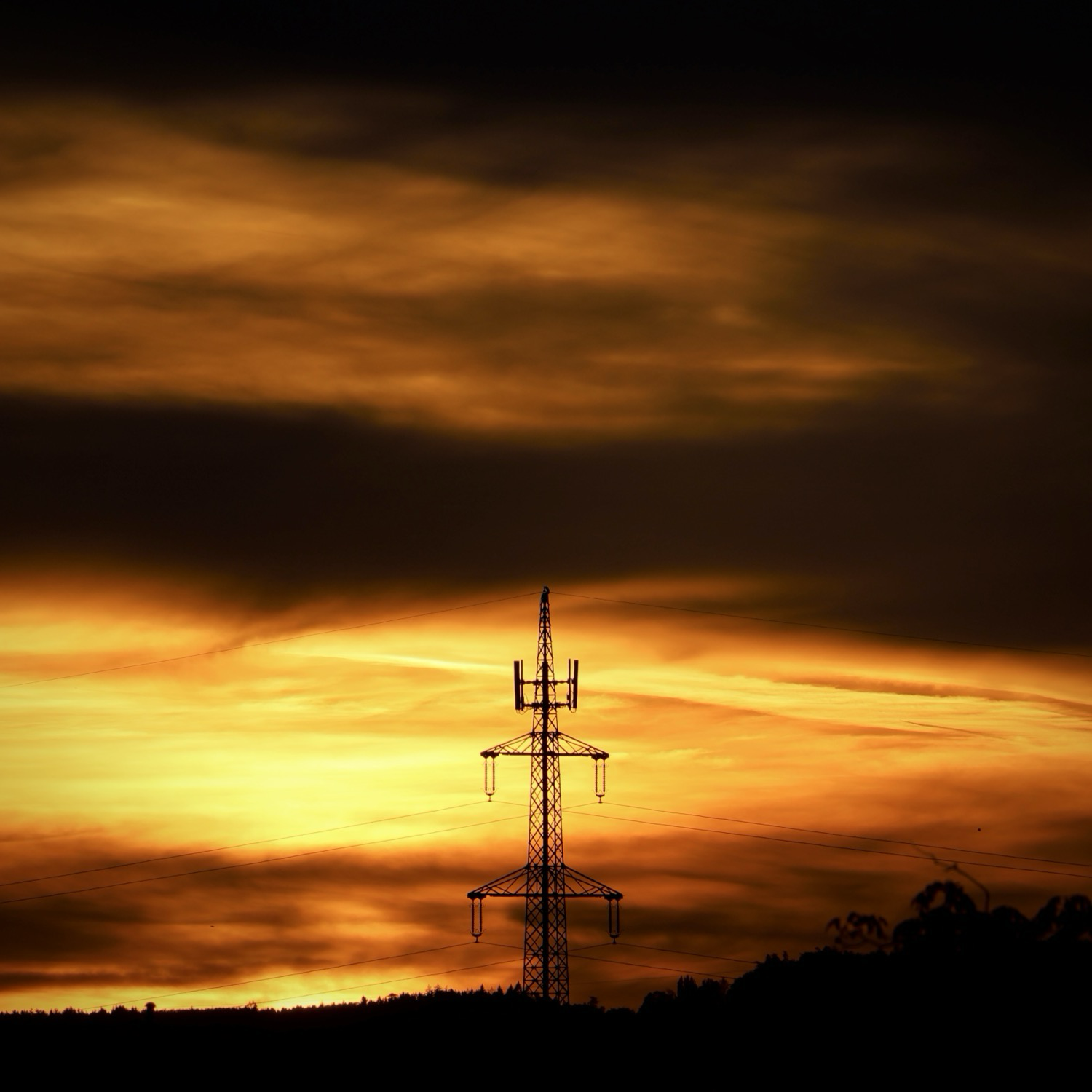 Strommasten mit Sonnenuntergang