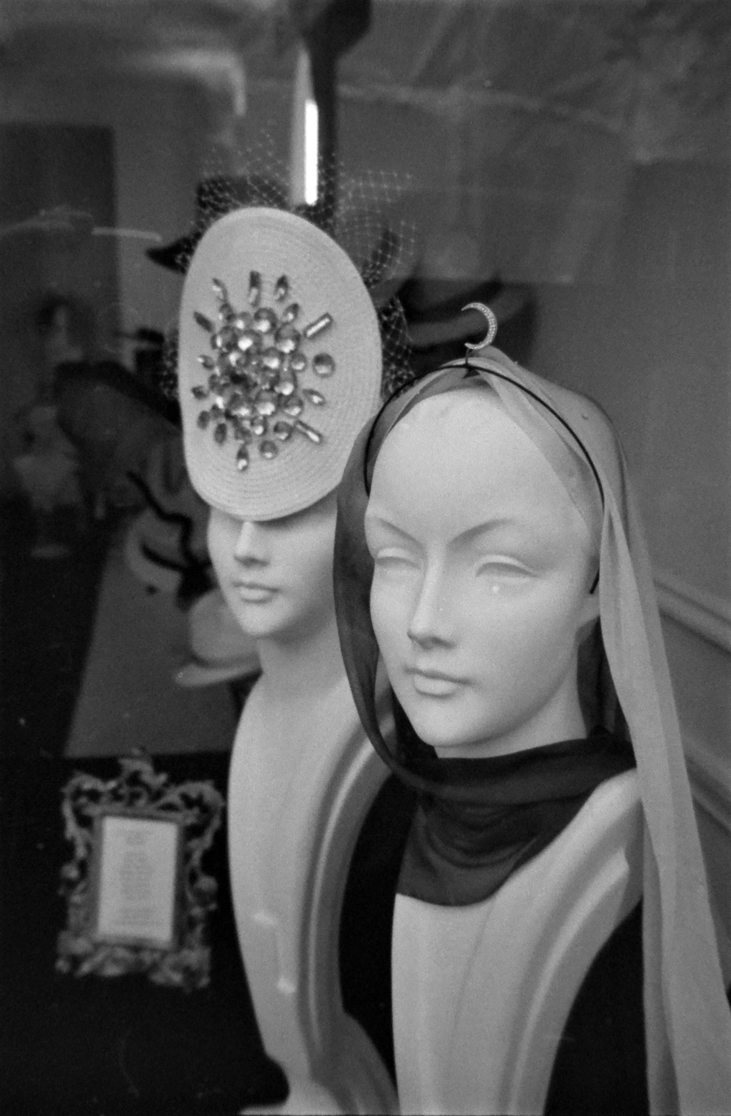deux bustes de mannequins dans une vitrine