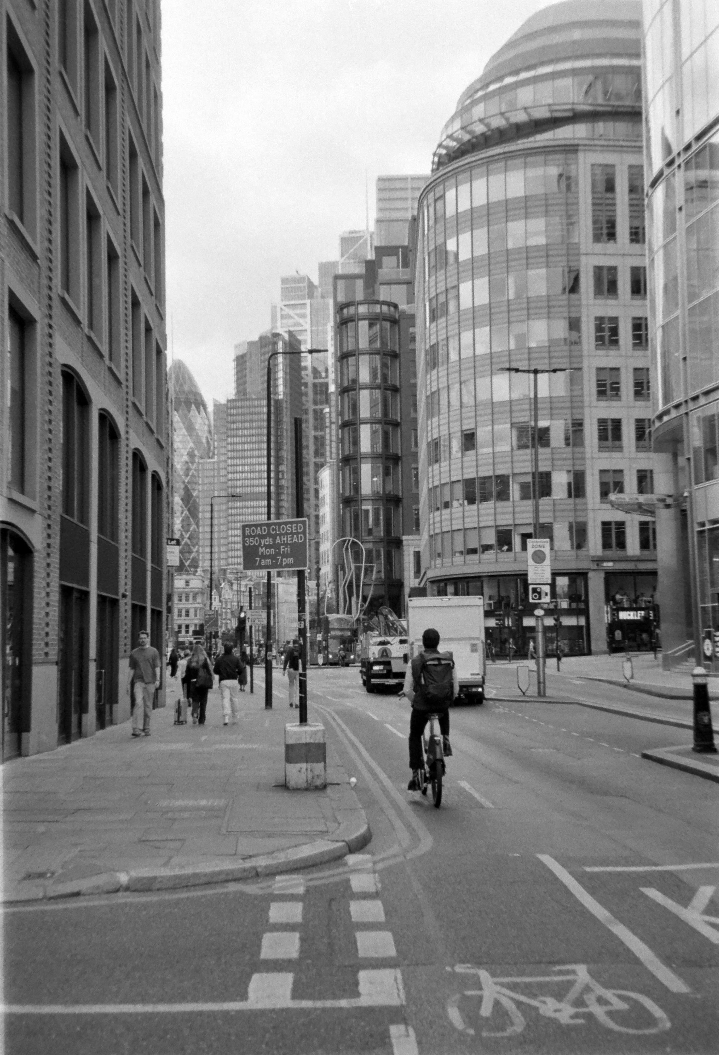 Vue d'une rue de Londres, bordée d'immeubles modernes, un cycliste au premier plan