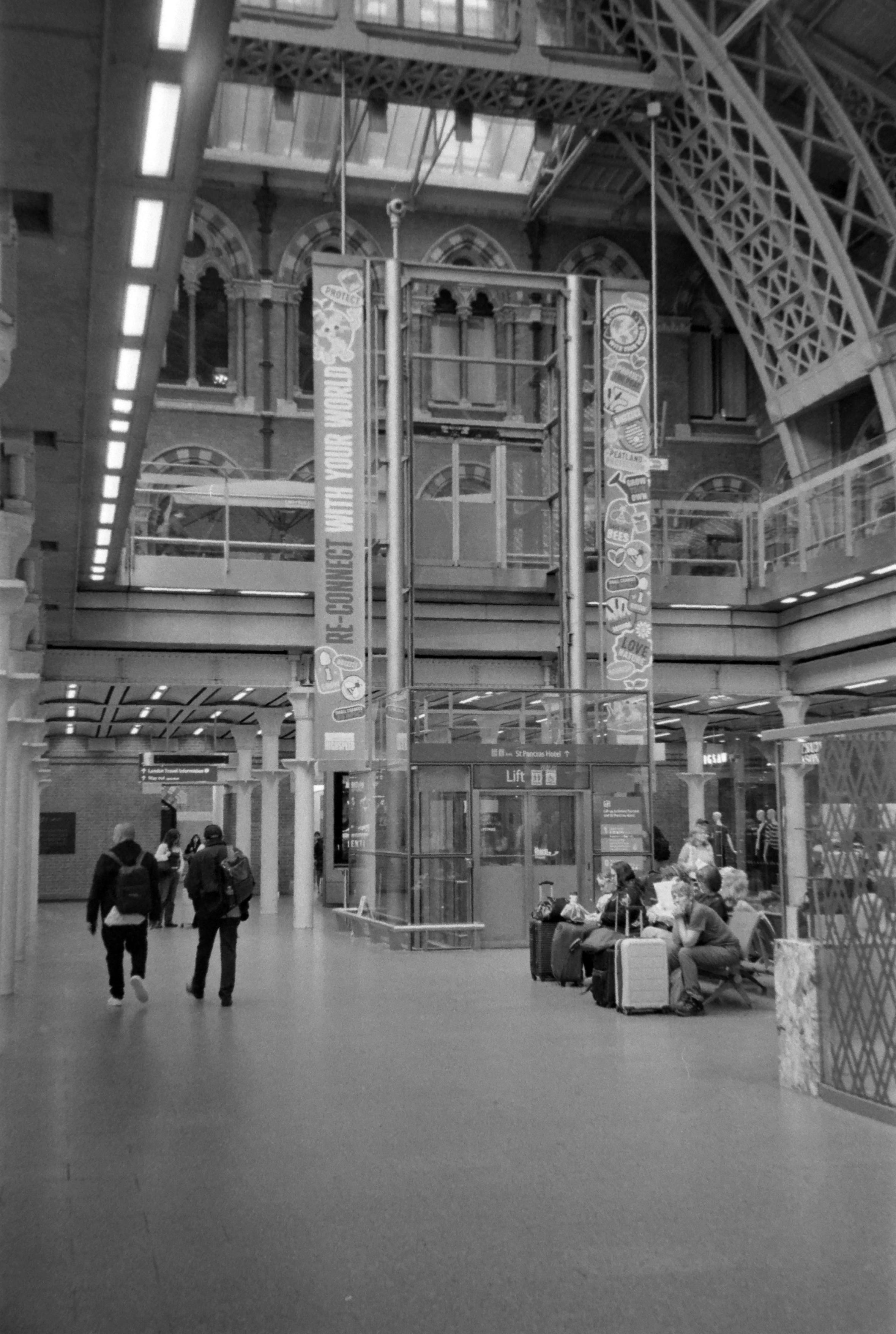 personnes deambulant dans la gare de St Pancras