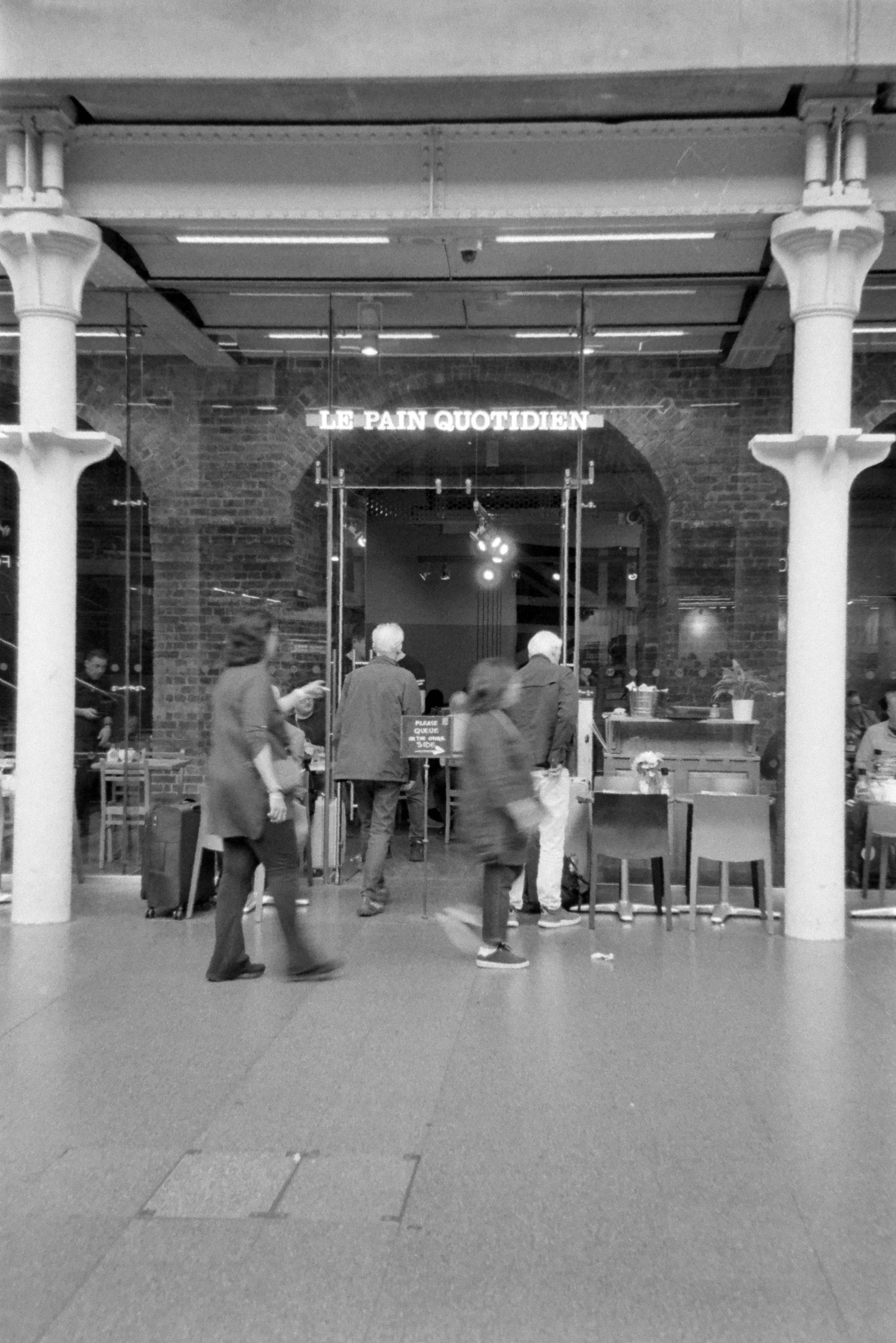 personnes devant l'entrée du snack "Paul", gare de St Pancras