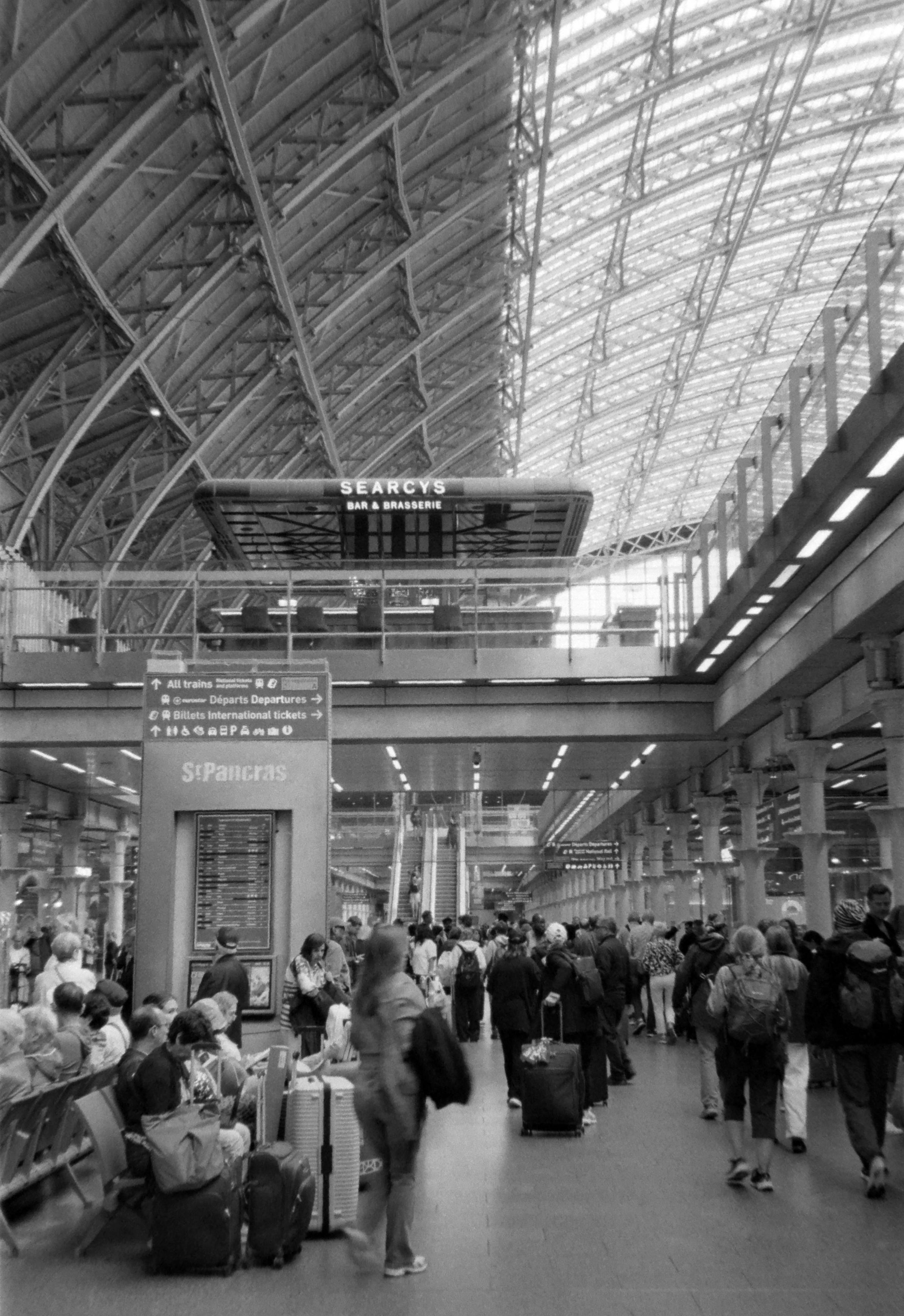 Personnes attendant le train dans la gare de St Pancras