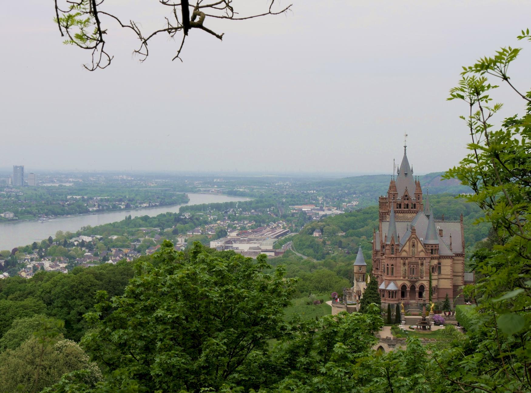 Das Schloss Drachenburg in Königswinter. Es steht am Hang des Drachenfels im Siebengebirge über dem Rheintal. Es wurde 1882 bis 1884 im Stil des Historismus vom Bankier Stephan von Sarter errichtet.