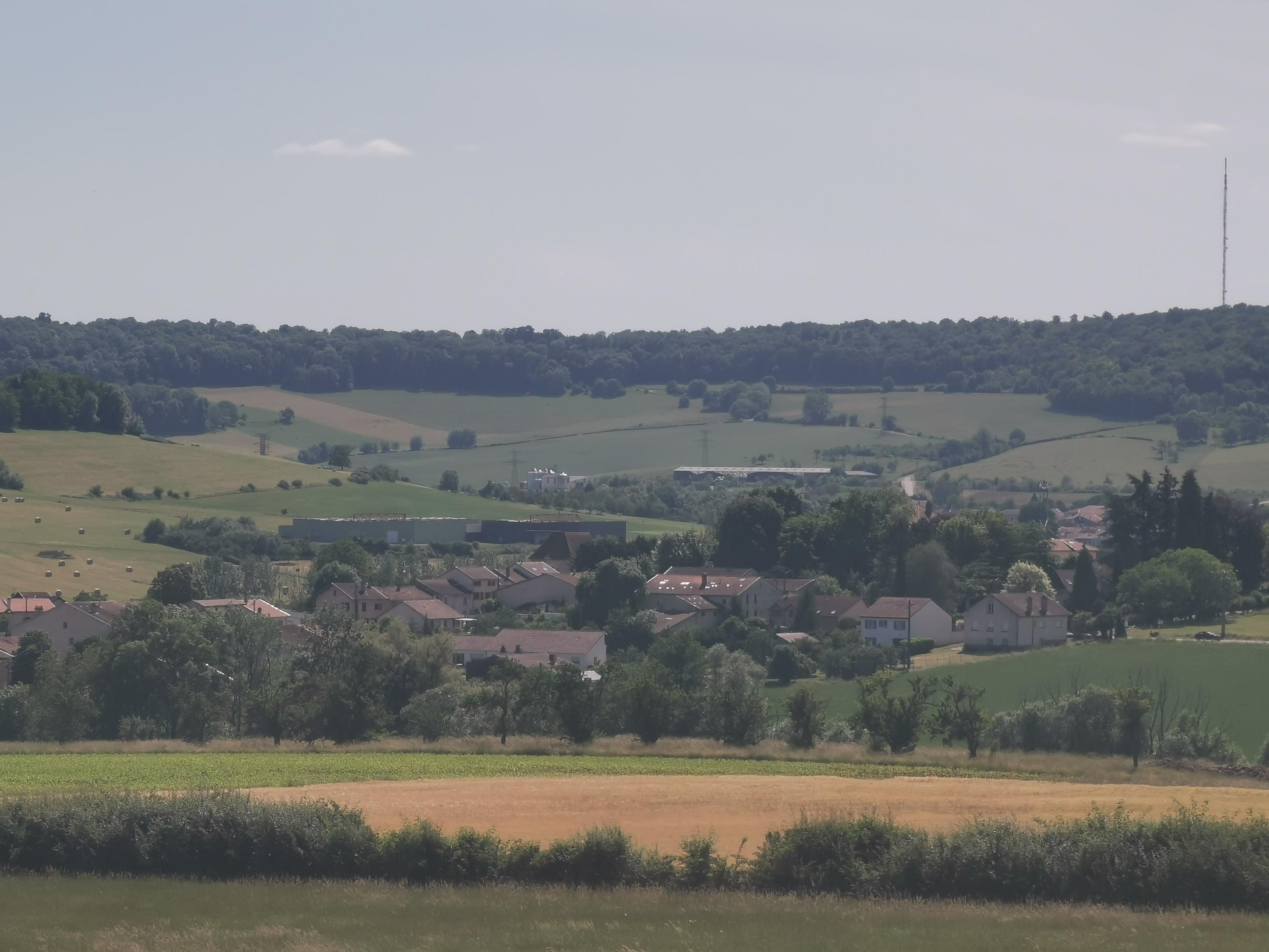 Vue sur une vallée et un village de la région de Nancy.