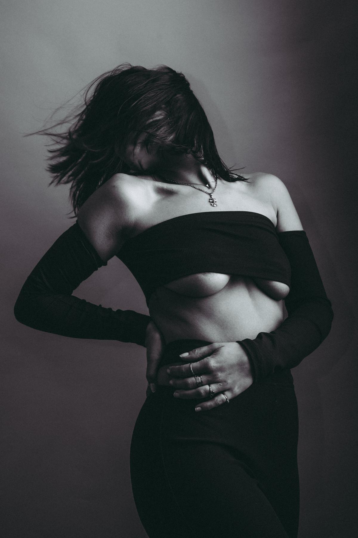 Mujer morena moviendo el pelo.