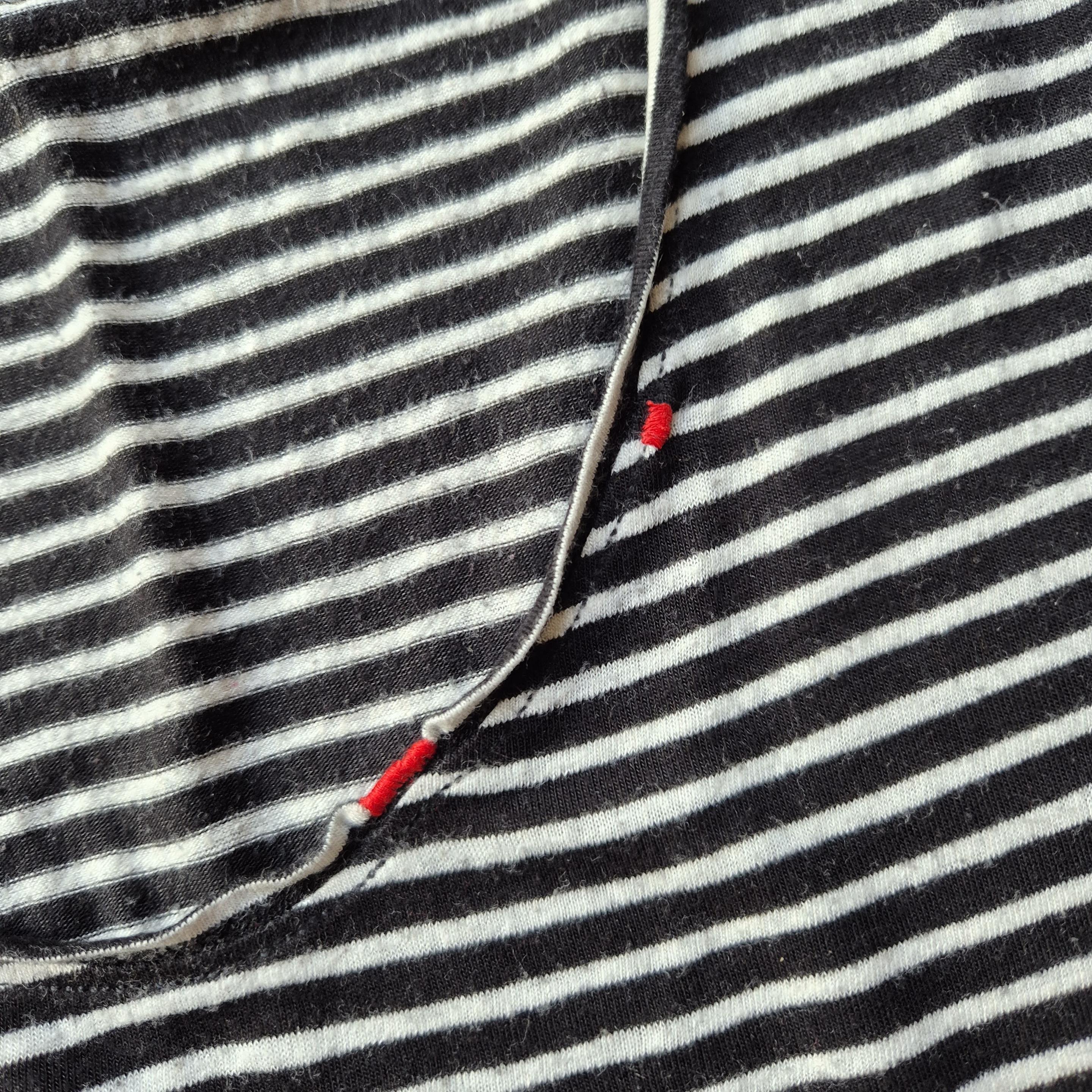 Close up of two of the red mends close to the colar.