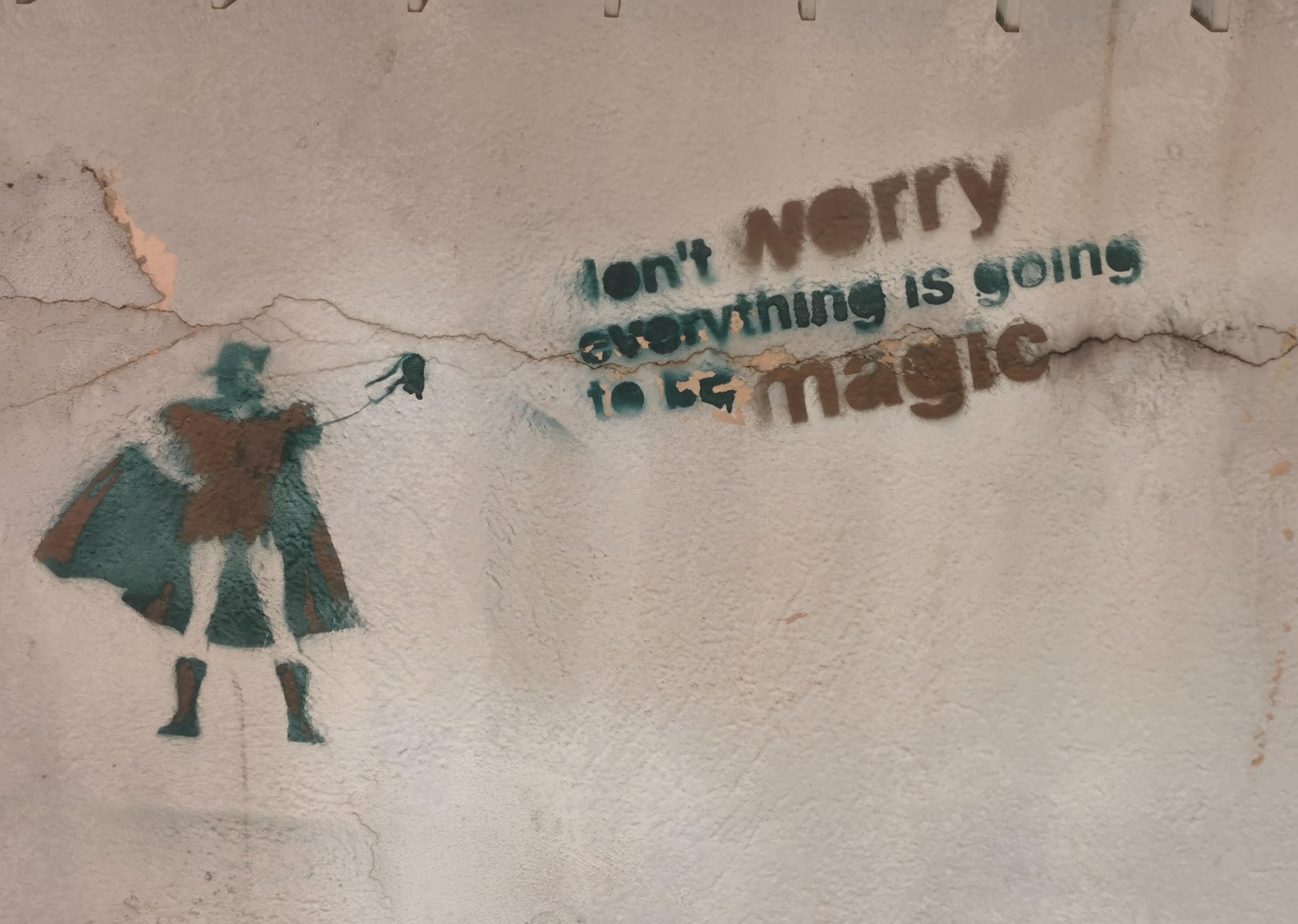 Pochoir montrant un personnage graffant "don't worry everything is going to be magic".