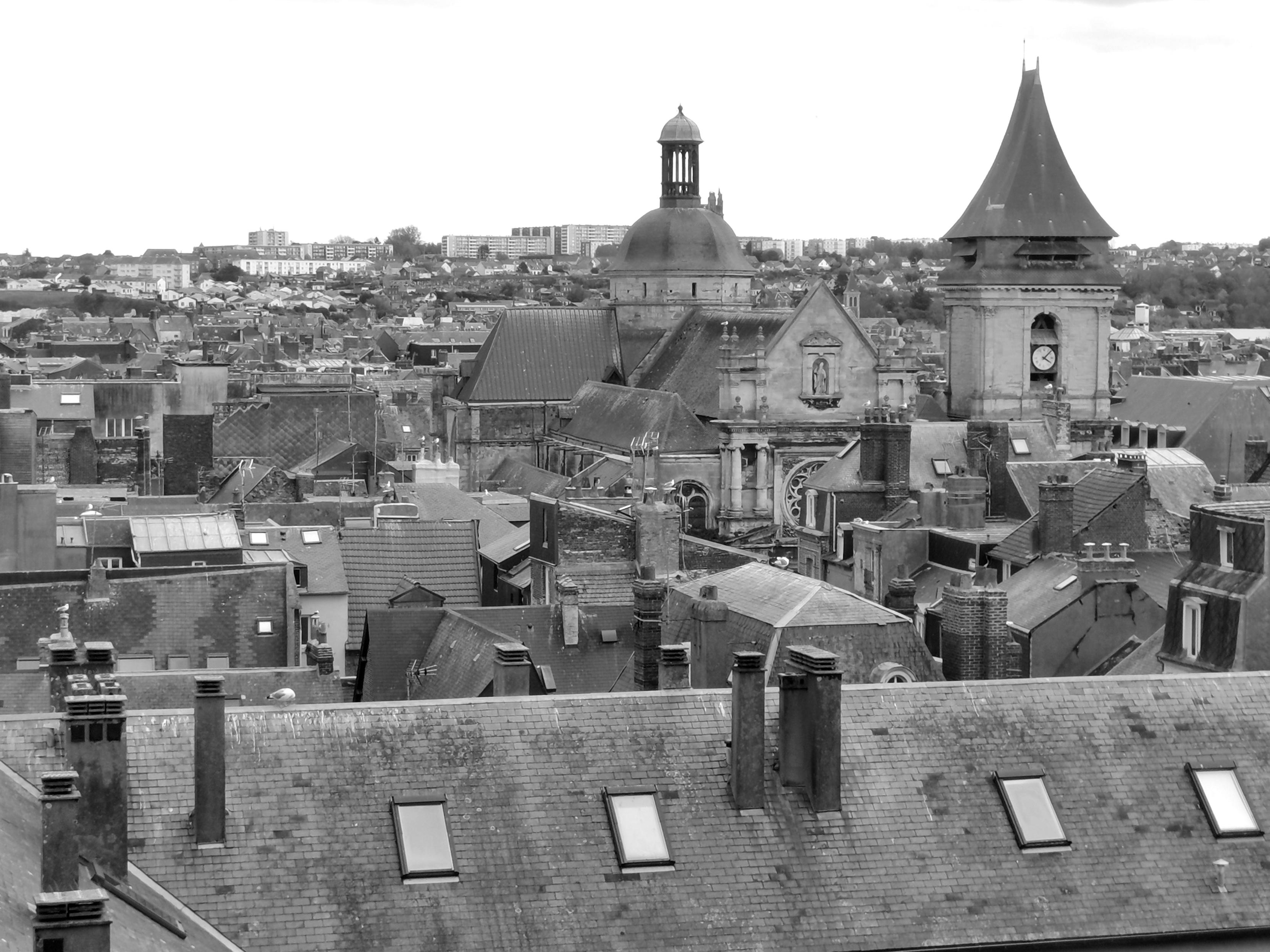 Vue sur les toits du centre de Dieppe. Ardoises et clochers