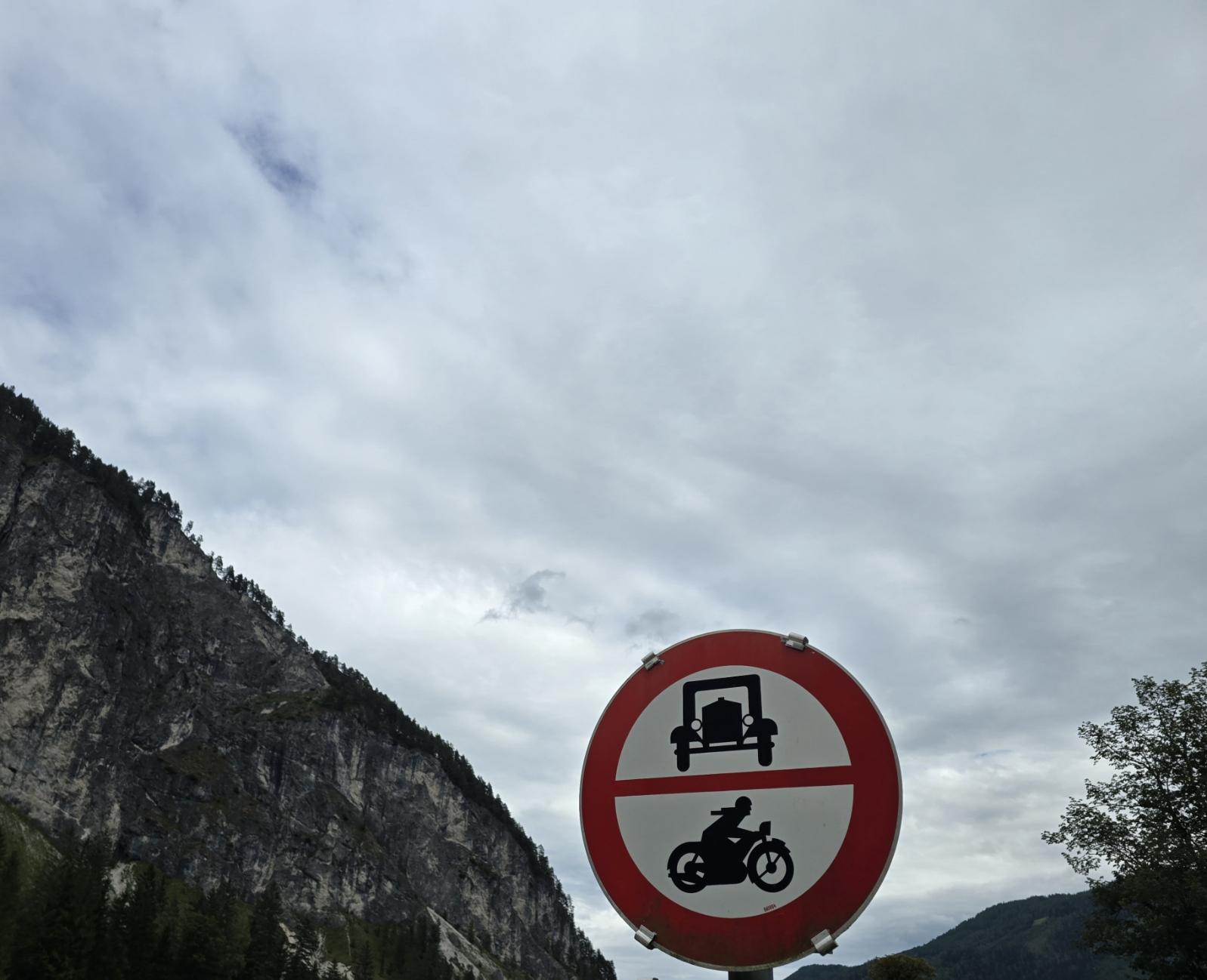 Straßenschild. Durchfahrt verboten. Zwei Symbole für Oldtimer und Motorräder.