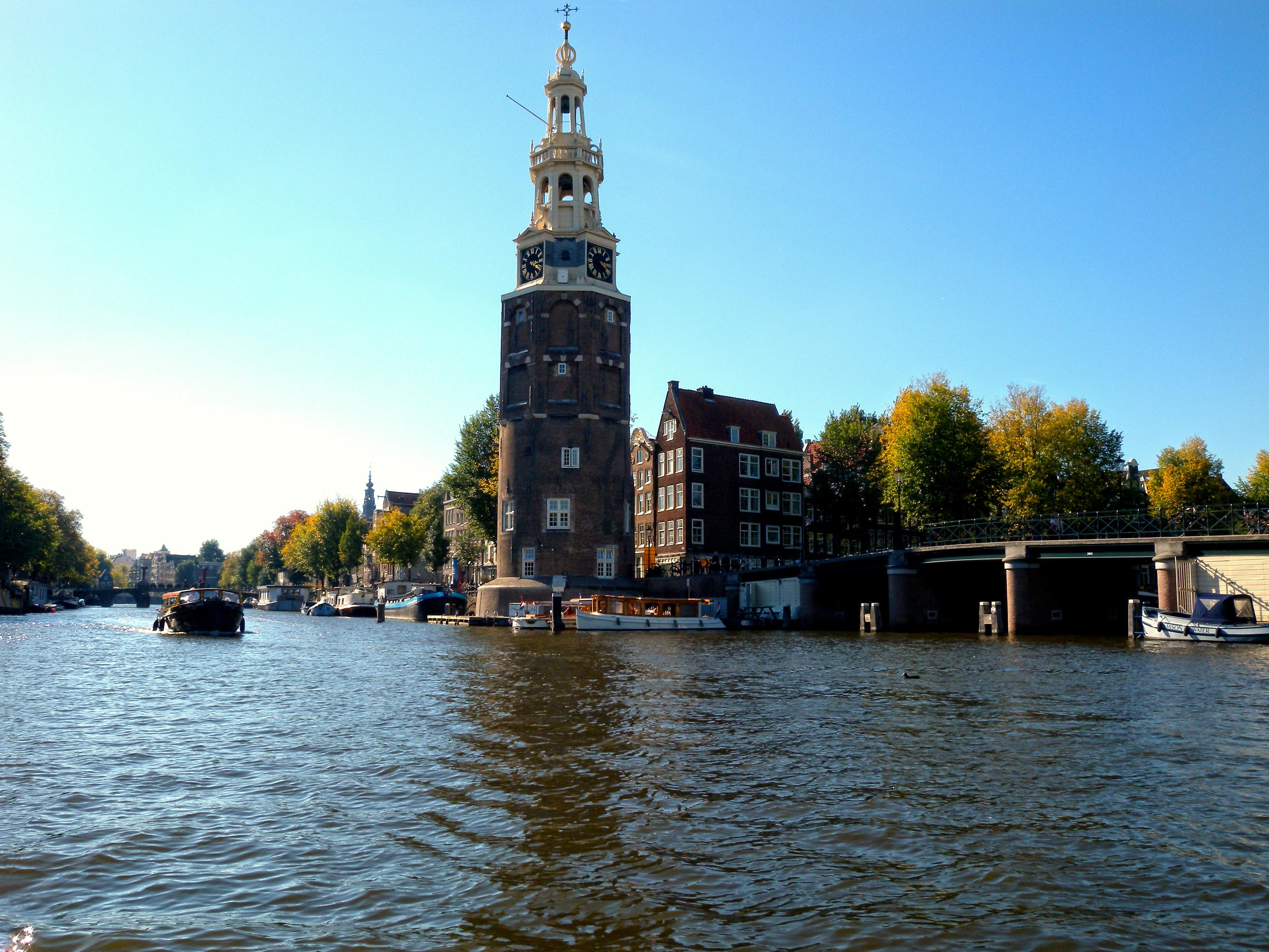 Het gebouw is de Montelbaanstoren in Amsterdam. Deze werd in 1516 gebouwd als onderdeel van de oude stadsmuur en is 48 meter hoog. De bovenste torenopbouw werd in 1606 ontworpen door architect Hendrick de Keyser.