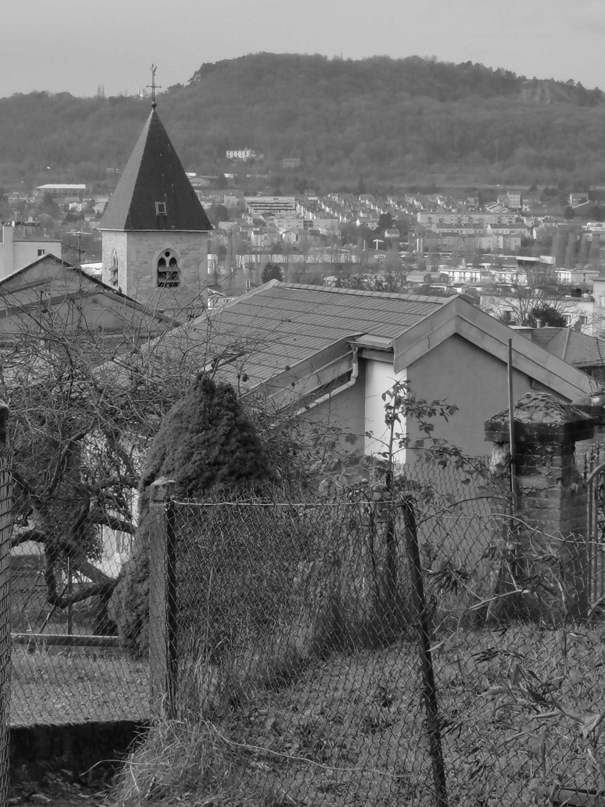 Vue sur l'église de Malzéville en banlieue de Nancy, en léger surplomb ouvrant la vue sur la valle de la Meurthe.