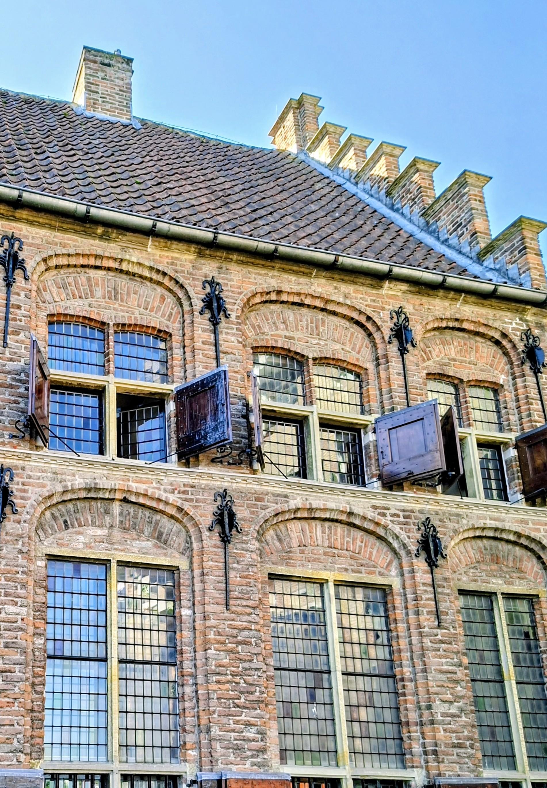 De ramen van het Besiendershuis in Nijmegen op deze foto. Gebouwd in ongeveer 1525.