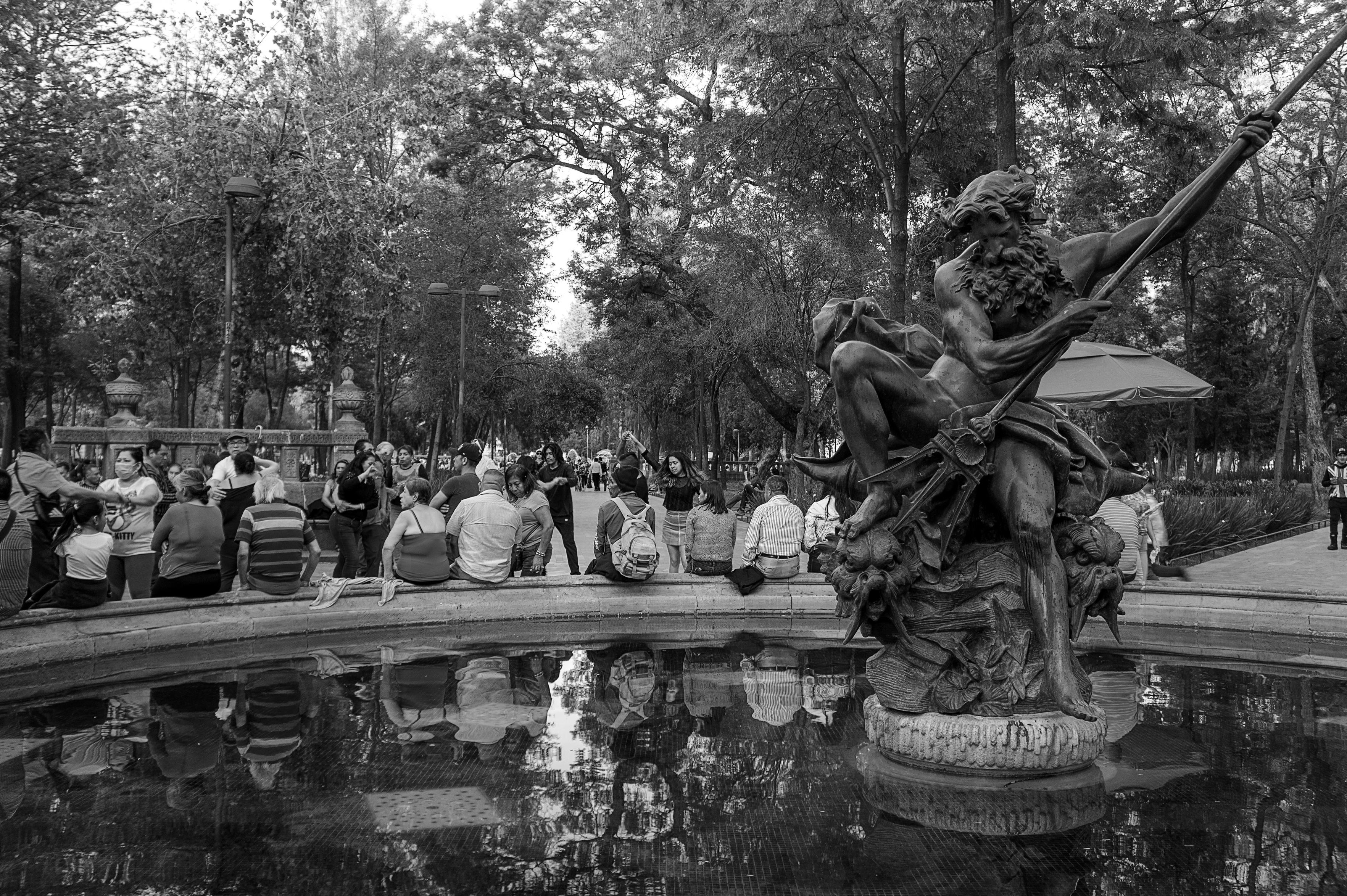 Esta es la Fuente de Neptuno y sus Tritones en la Alameda central, algunos días se realizan bailes.