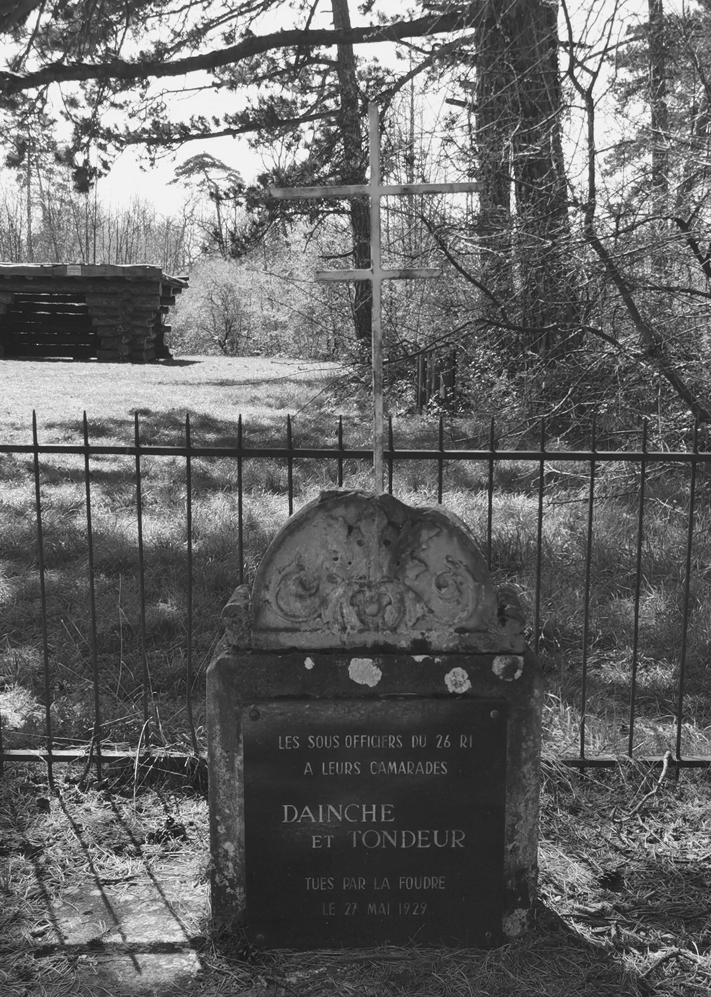 Monument à deux soldats tués par la foudre en 1929.