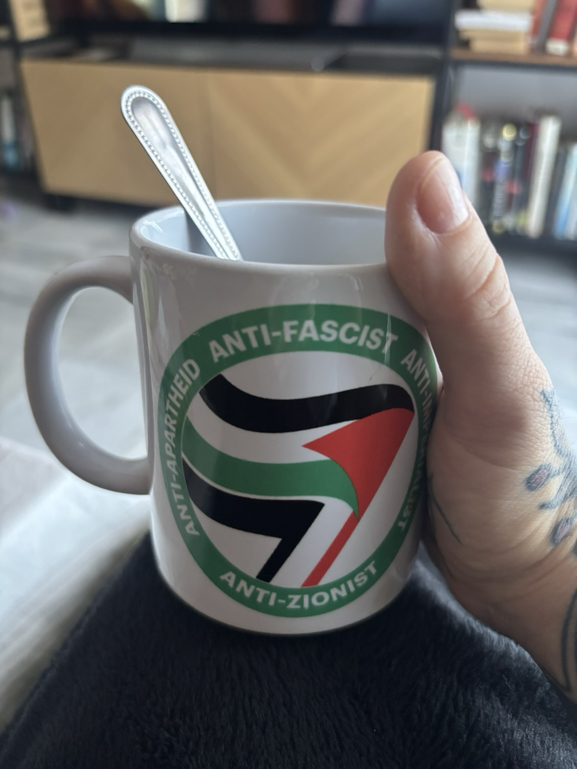 Taza con la bandera palestina.