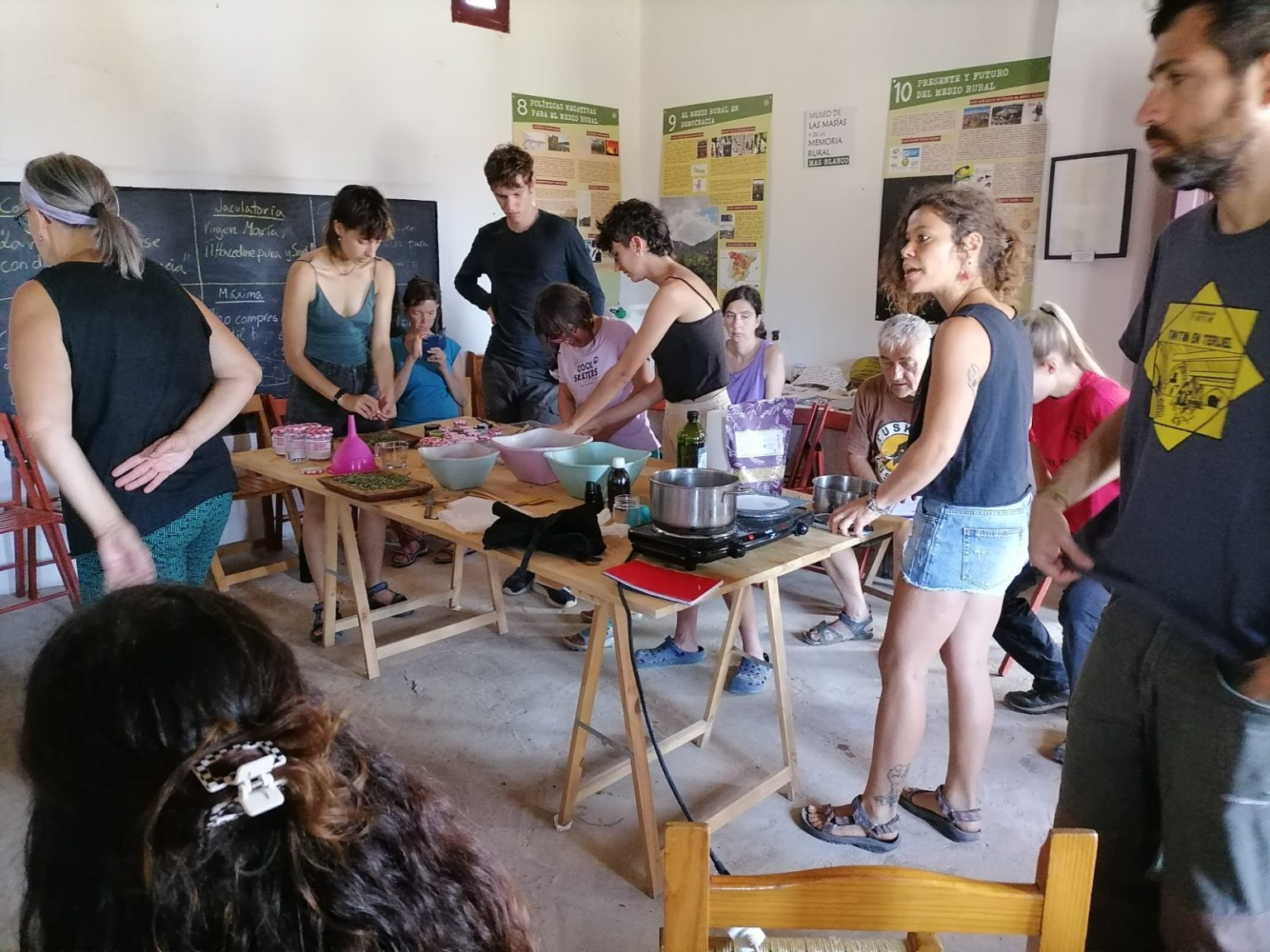 Imagen de un grupo de personas dentro de la escuela que rehabilitamos y que forma parte del museo. Están cocinando.