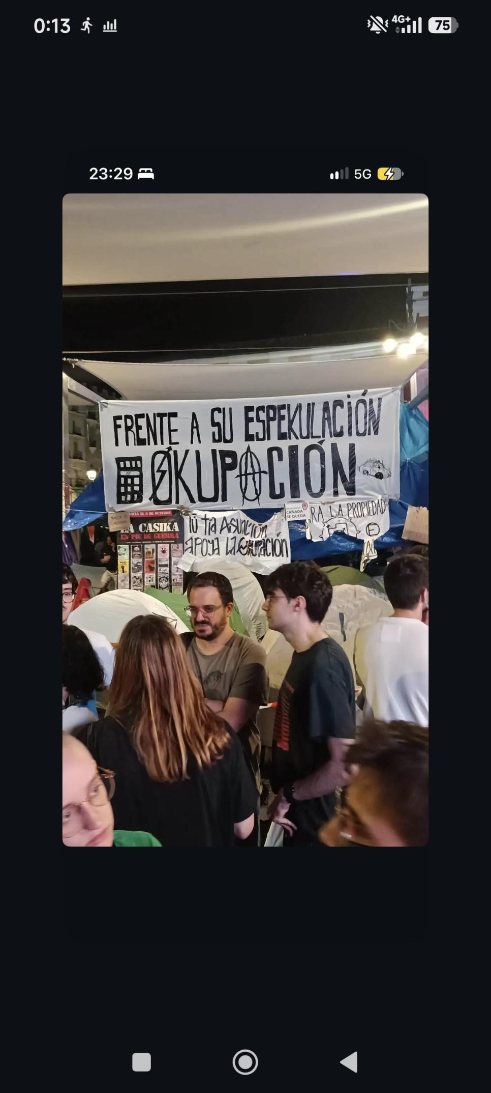 Yo con gente frente a una pankarta pro okupación de sol