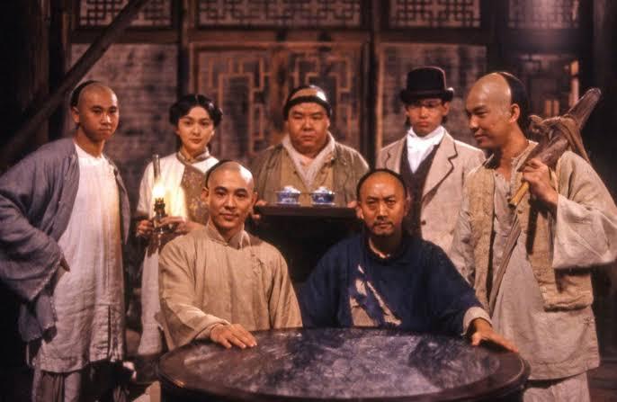 Foto de Jet Li como Wong Fei Hung, rodeado del resto de secundarios de "Once Upon a Time in China"