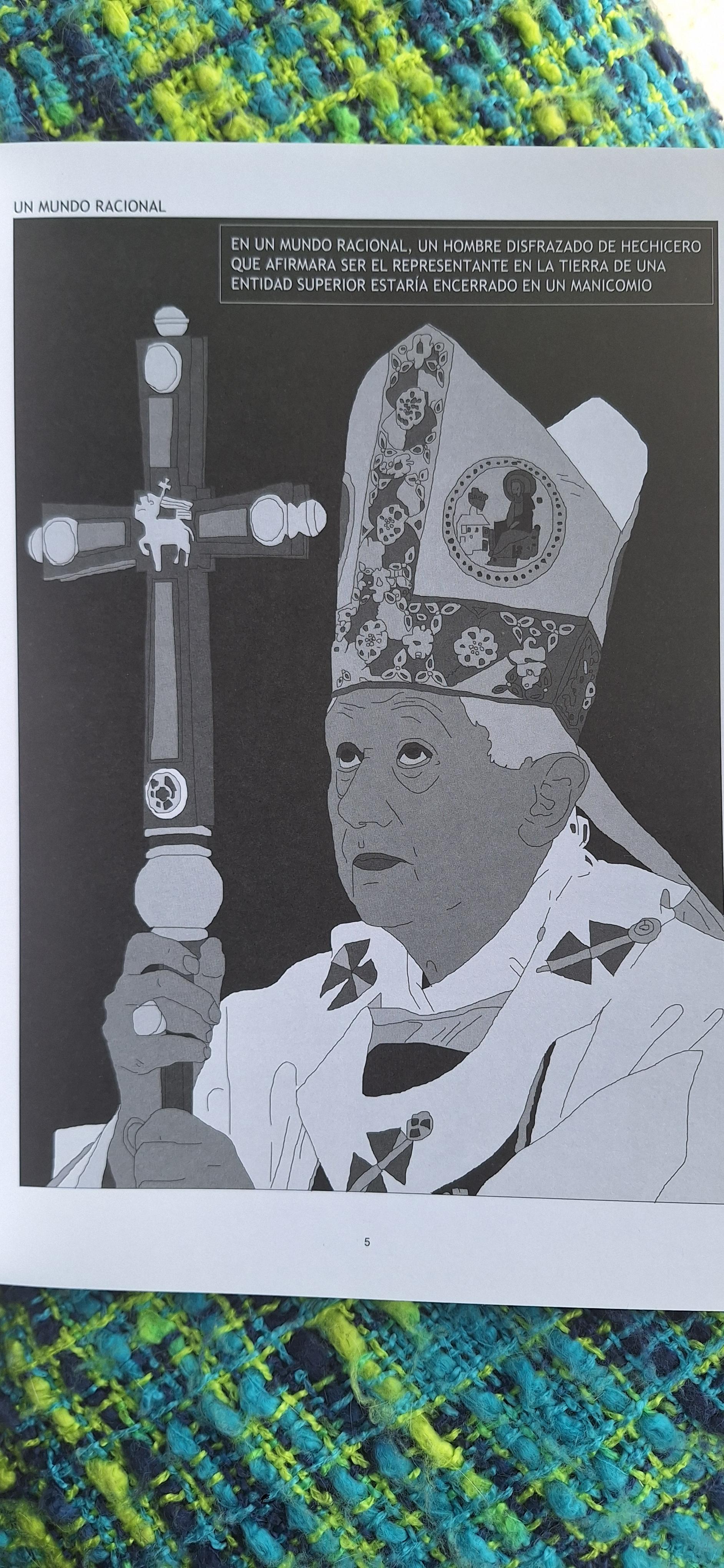 Se ve un dibujo en blanco y negro del Papa Ratzinguer vestido de Papá con Mitra y Báculo y un texto que pone: en un mundo racional un hombre disfrazándose de hechicero que afirmara ser el representante en la tierra de una entidad superior, estaría encerrado en un manicomio.