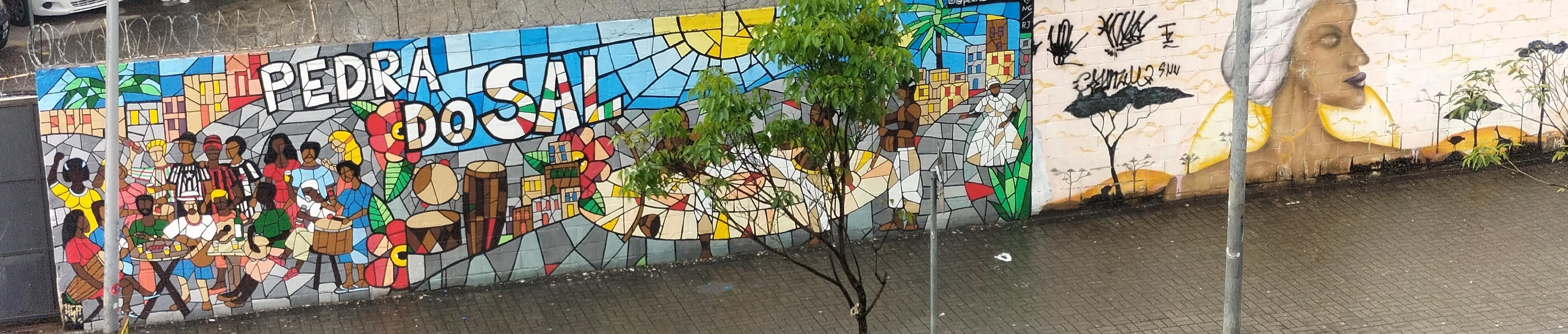 Resistencia negra.Pamoramica.Mosaico de distintos colores con personas negras en roda de samba,letras blancas Pedra do Sal,árbol que tapa lo que era hombres negros haciendo capoeira y mujer con vestido blanco.Otro con mujer con turbante negra,sobre sol amarillo,arboles negros y siluetas de animales de sabana sobre dunas amarillas.