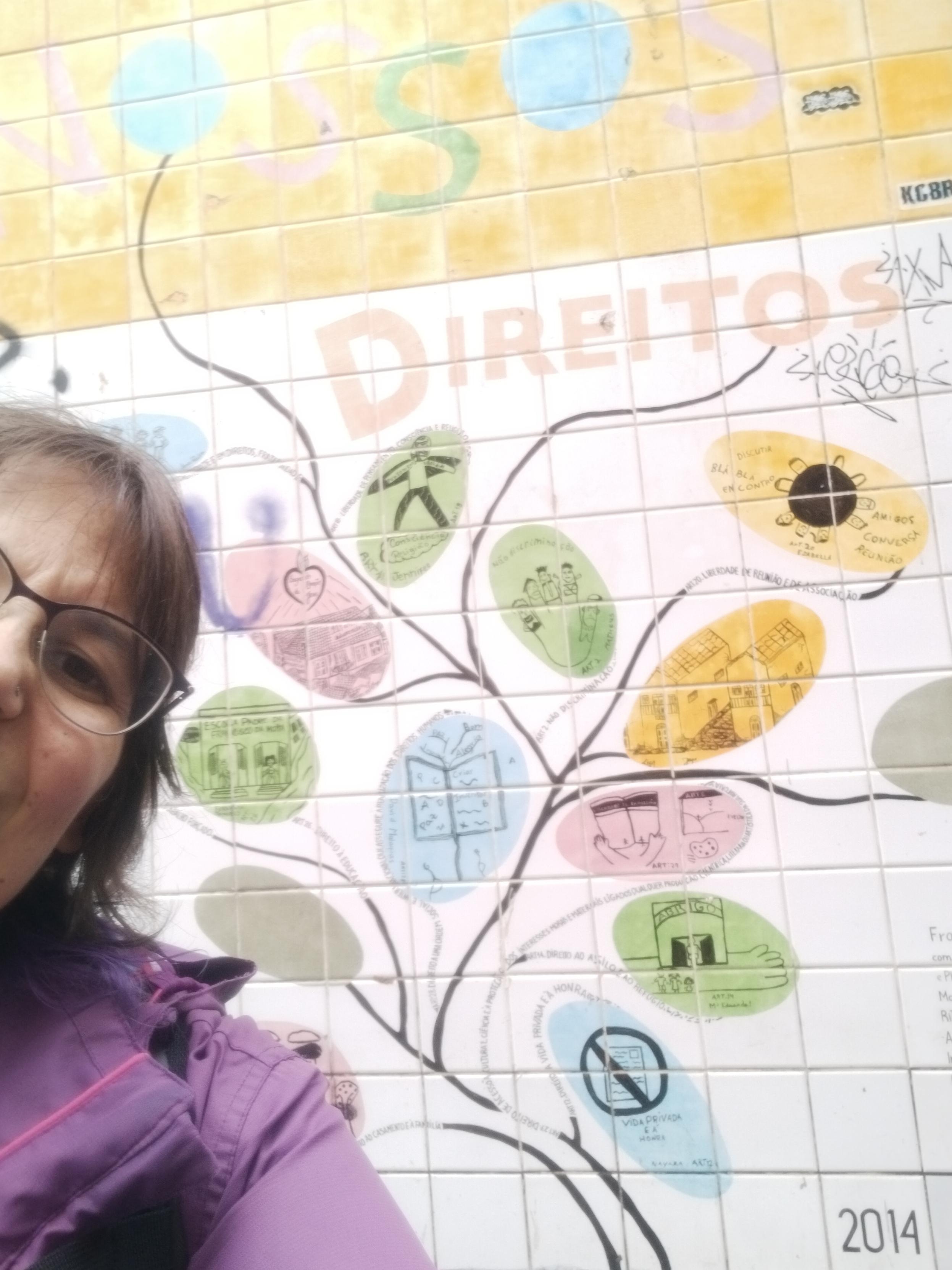 Mala calidad.Mosaico de azulejos con la palabra dereitos en rosa y dibujos infantiles en globos de color verde,azul,amarillo donde expresan distintos derechos fundamentales para la  vida con dibujos y poca letra.