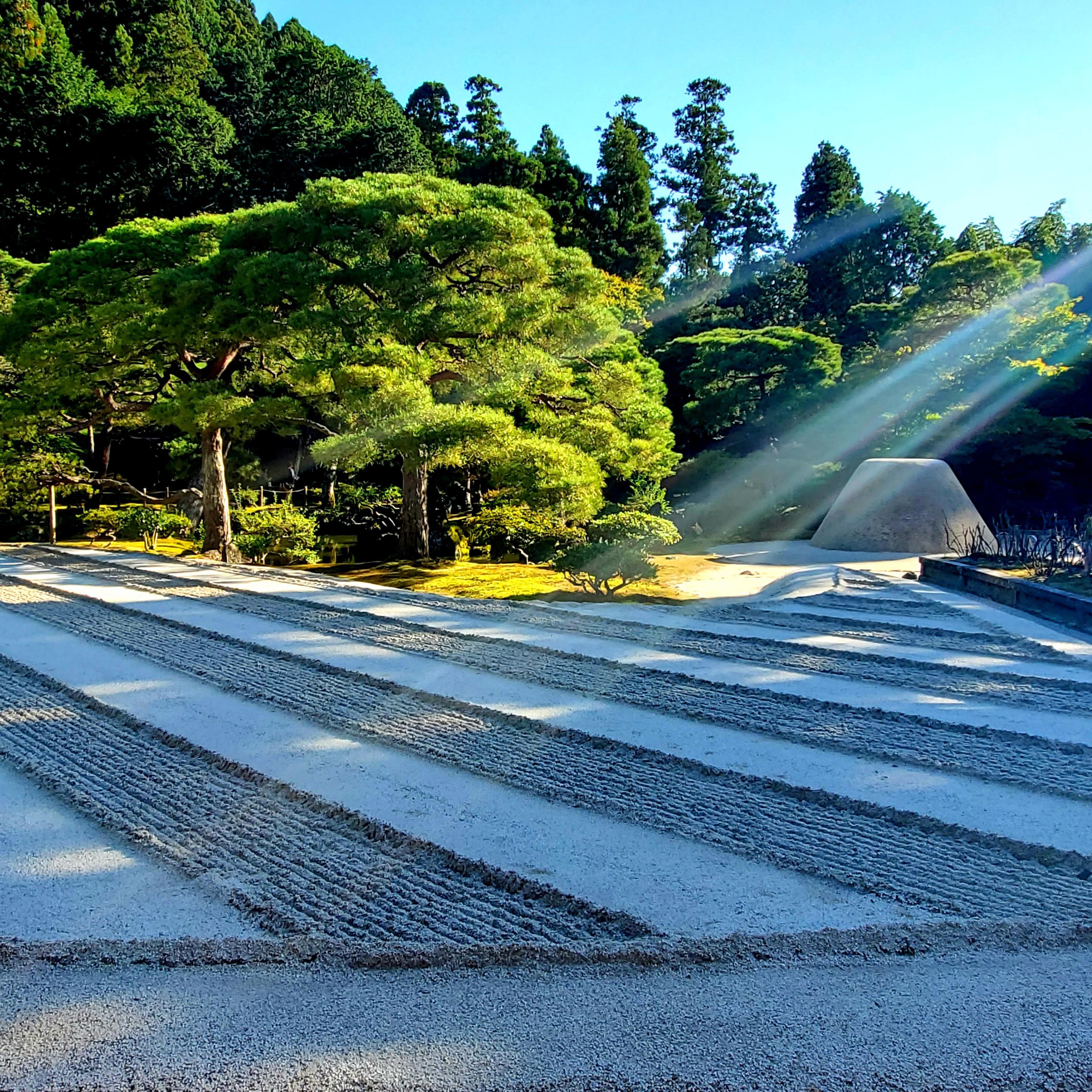 Ginkaku-ji's 'Kogetsudai' and 'Ginshadan', representations in white sand of Mt. Fuji and China's Lake Xi.