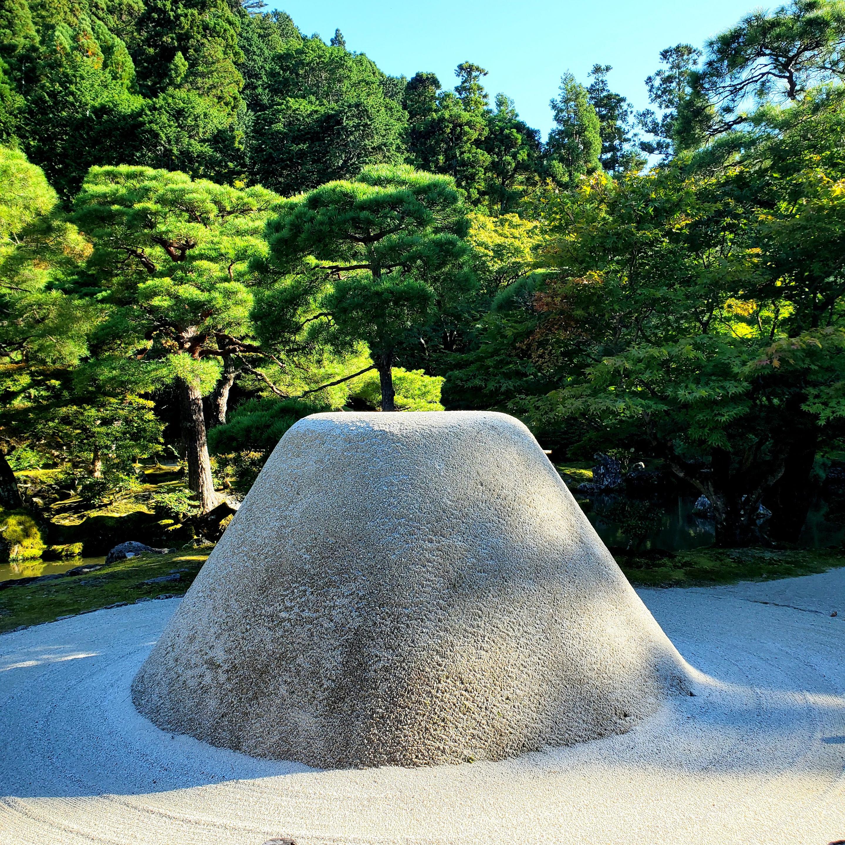 Ginkaku-ji's 'Kogetsudai' and 'Ginshadan', representations in white sand of Mt. Fuji and China's Lake Xi.