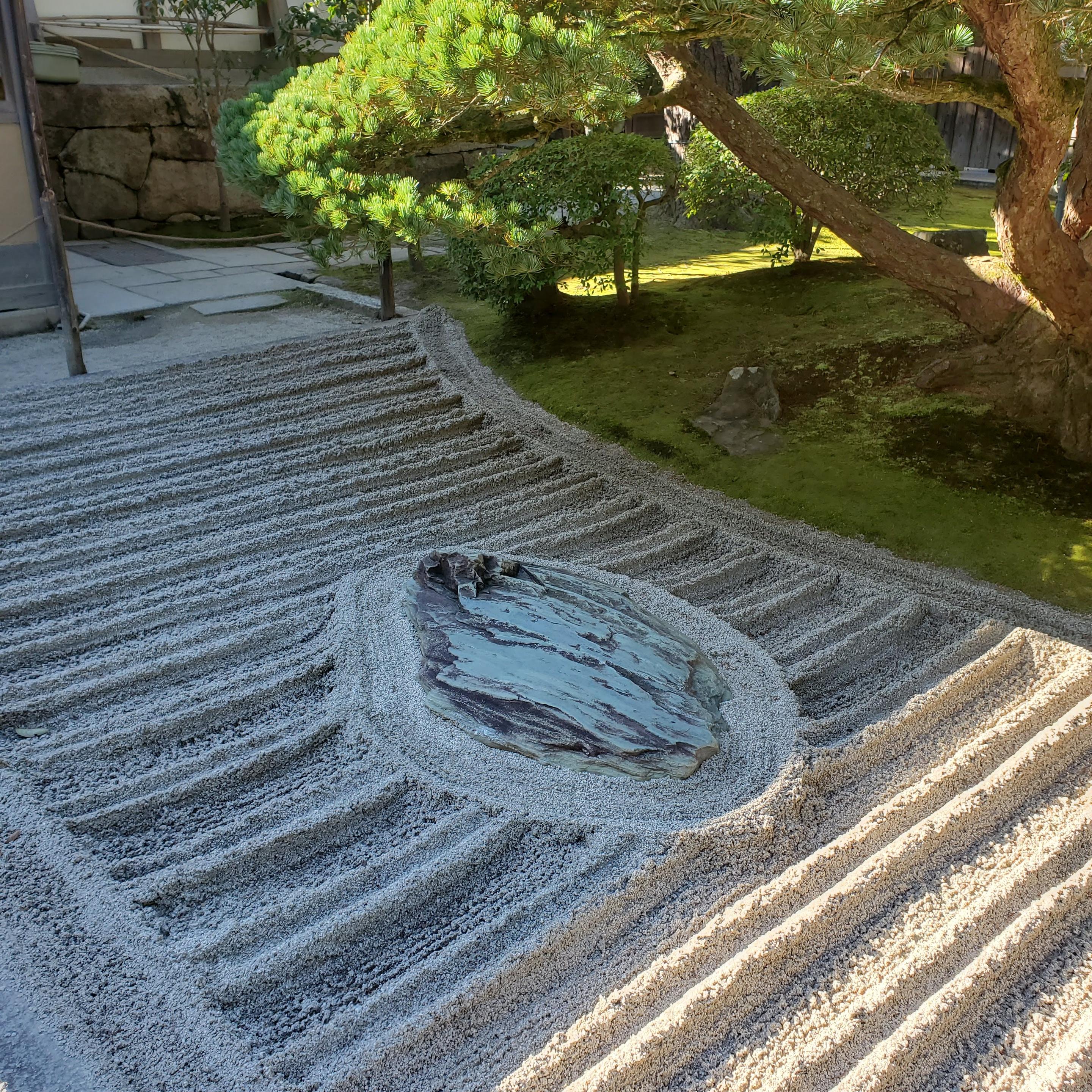 Ginkaku-ji's 'Kogetsudai' and 'Ginshadan', representations in white sand of Mt. Fuji and China's Lake Xi.