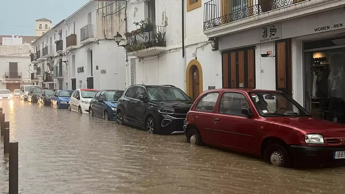 calle con coches aparcados inundada