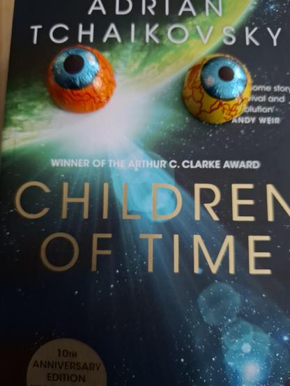 The #SF book Children of Time by Adrian Tchaikovsky sporting two bulging bloody eyes