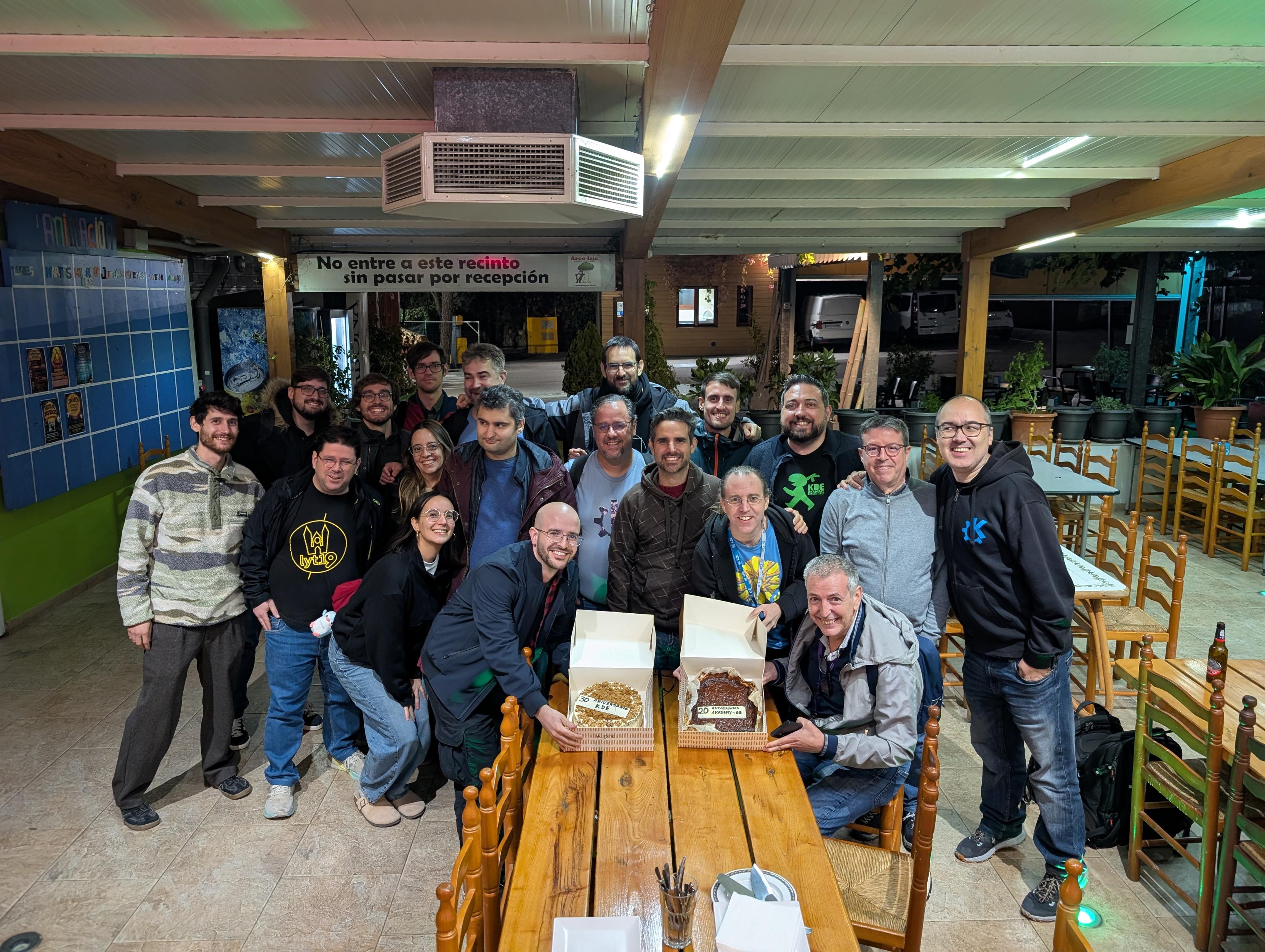 Asistentes al AkademyEs 2027 celebran con 2 tartas, por los 30 años de KDE y los 20 años de AlademyEs.