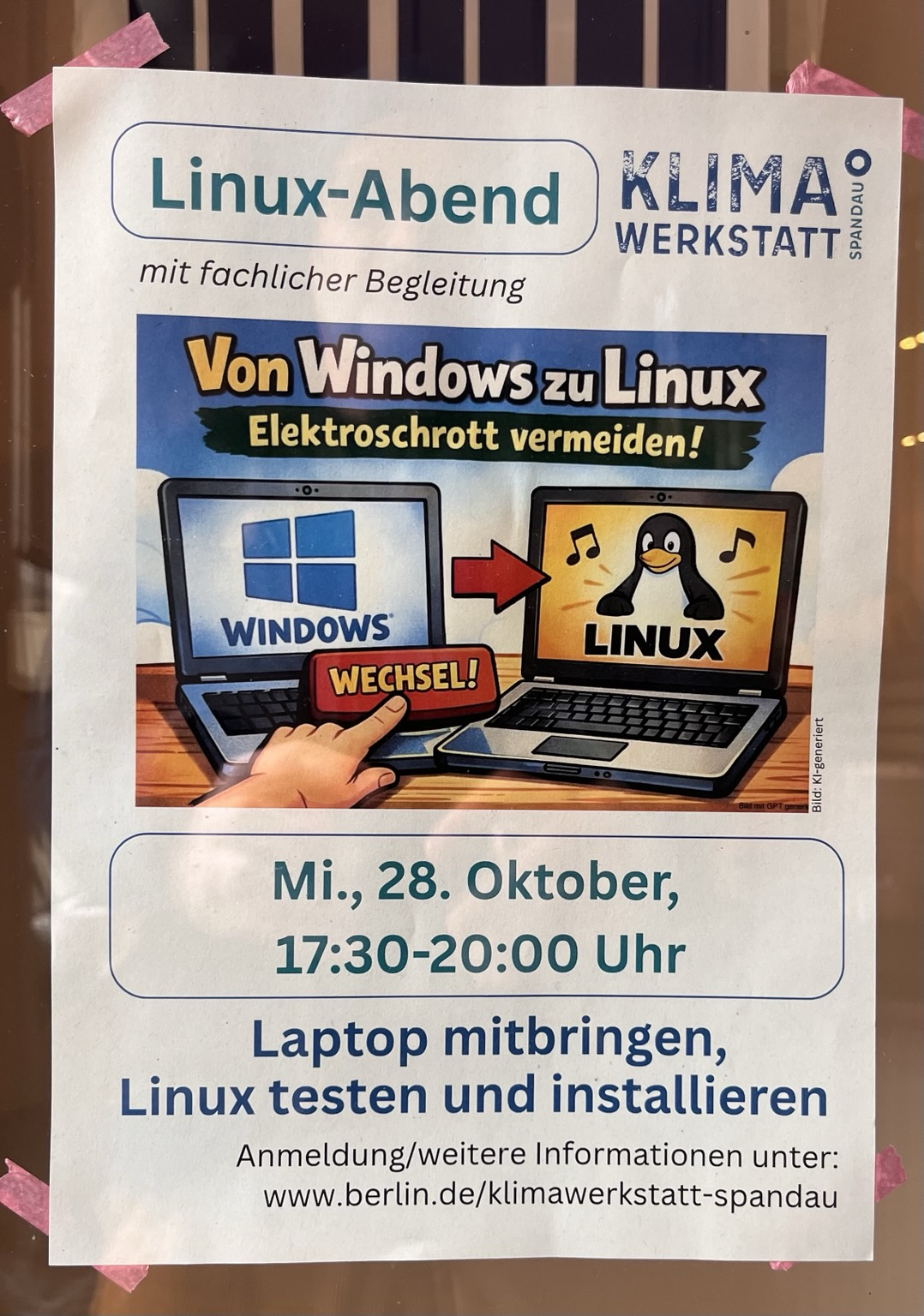 Plakat „Linux-Abend" der Klima Werkstatt Spandau. Überschrift „Von Windows zu Linux – Elektroschrott vermeiden!" mit „WECHSEL!" darunter. Illustration: roter Pfeil von einem Laptop mit Windows-Logo zu einem Laptop mit Linux-Pinguin und Musiknoten. Termin: Mi., 28. Oktober, 17:30–20:00 Uhr. „Laptop mitbringen, Linux testen und installieren." Unten die Adresse www.berlin.de/klimawerkstatt-spandau. Plakat hinter Glas mit klebend befestigten Ecken.
